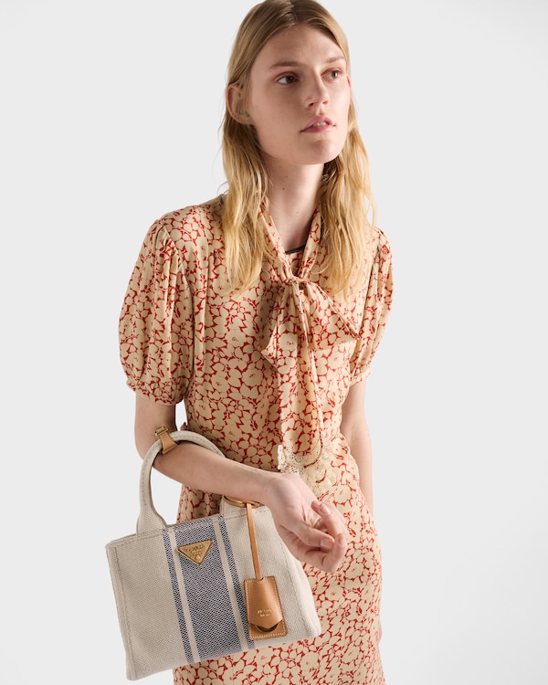 Kleine Prada Jardinière Tasche aus Baumwoll-Canvas - Beige/Baltikblau Kleine Prada Jardinière Tasche aus Baumwoll-Canvas - Beige/Baltikblau