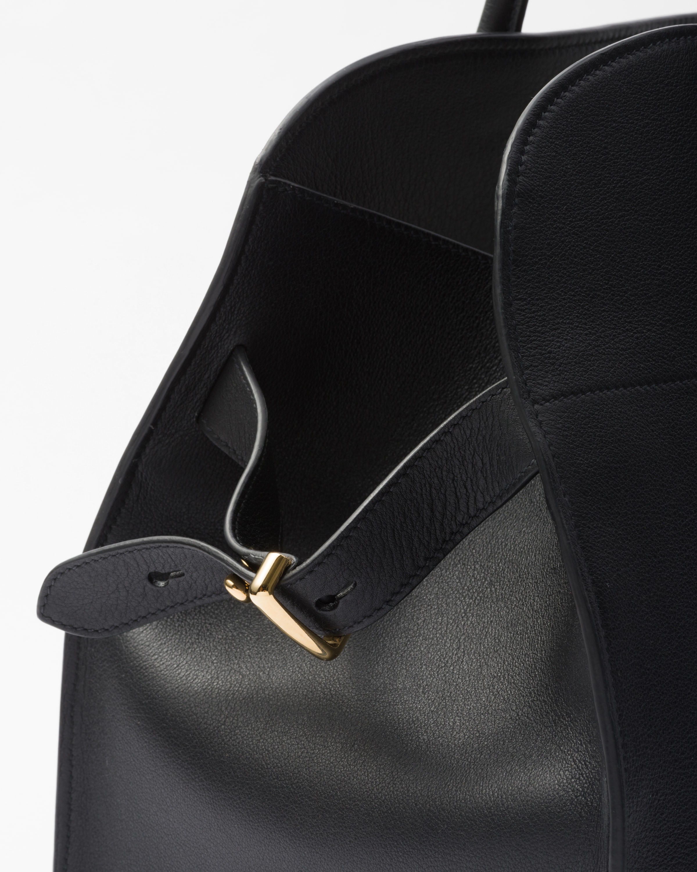お仕事もプライベートも★PRADA★Buckle Large leather tote bag Black Prada Buckle large leather handbag with belt | PRADA
