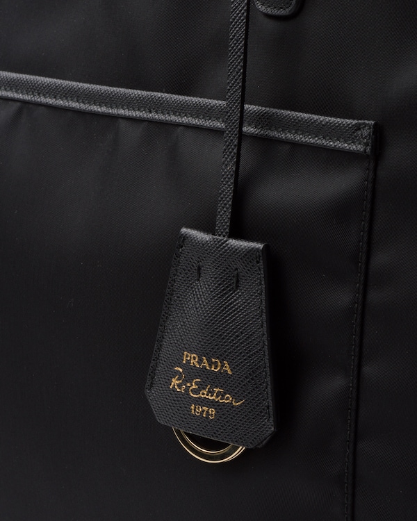 Bolsa tote Prada Re-Edition 1978 grande em Re-Nylon e couro Saffiano Bolsa tote Prada Re-Edition 1978 grande em Re-Nylon e couro Saffiano
