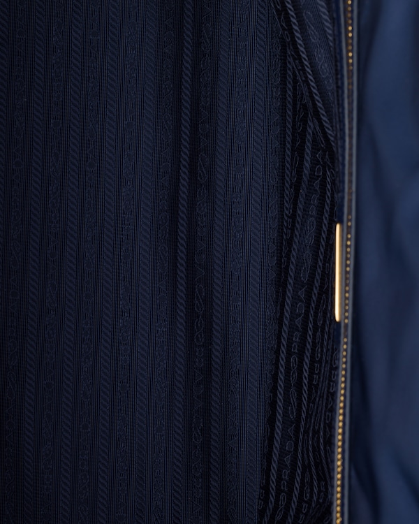 Bolsa tote Prada Re-Edition 1978 grande em Re-Nylon e couro Saffiano Bolsa tote Prada Re-Edition 1978 grande em Re-Nylon e couro Saffiano