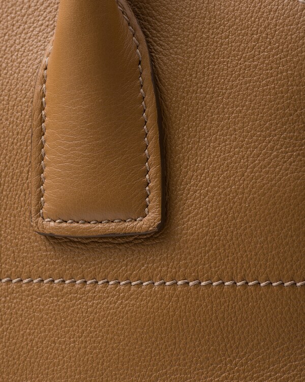 حقيبة تسوّق من الجلد متوسطة حقيبة تسوّق من الجلد متوسطة