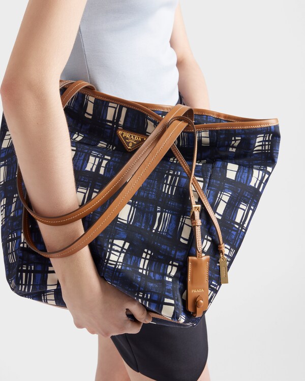 ミディアム プリントRe-Nylon トートバッグ - ネイビー/キャメル ミディアム プリントRe-Nylon トートバッグ - ネイビー/キャメル