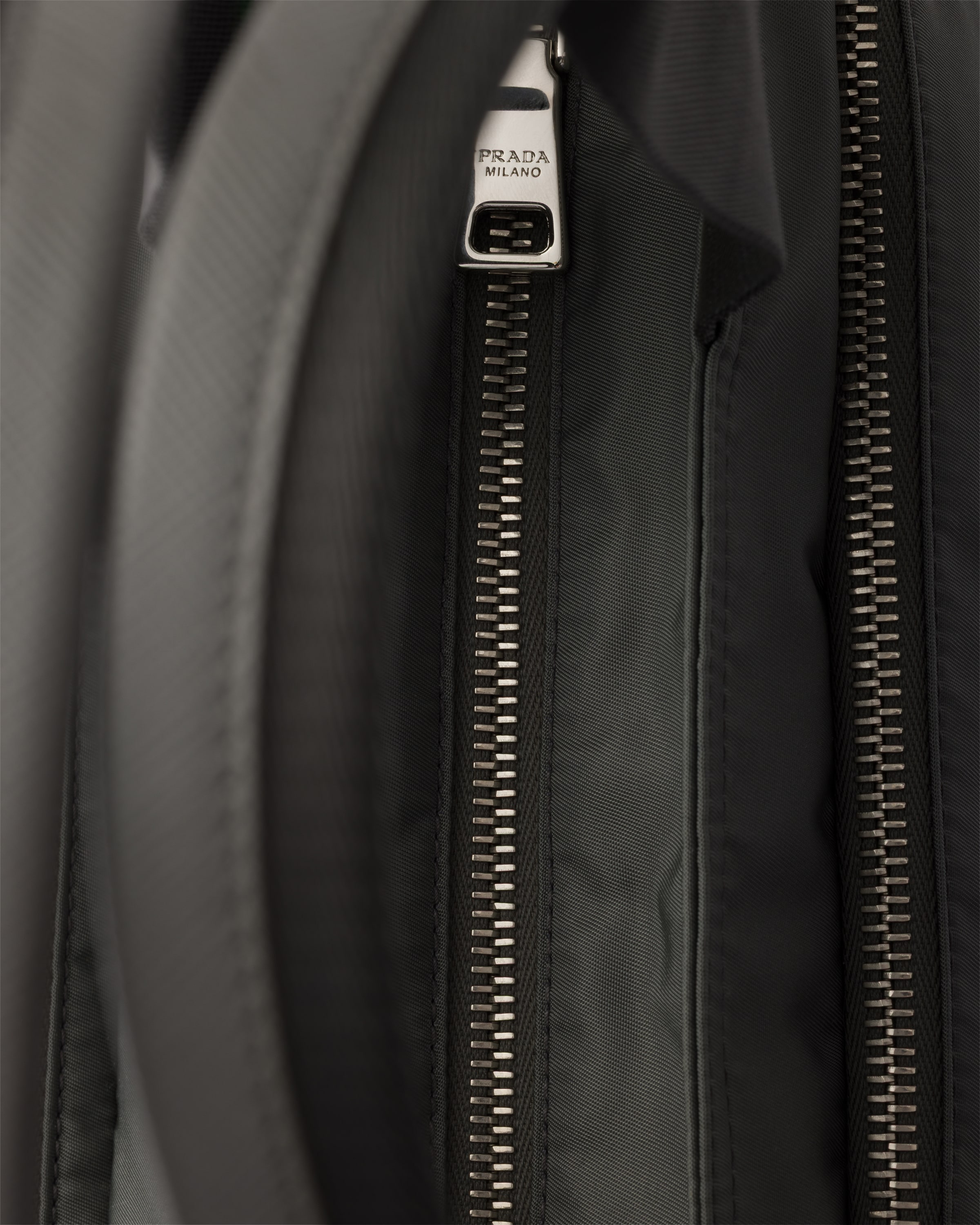 マーキュリーグレー Re-Nylon トートバッグ | PRADA - 日本