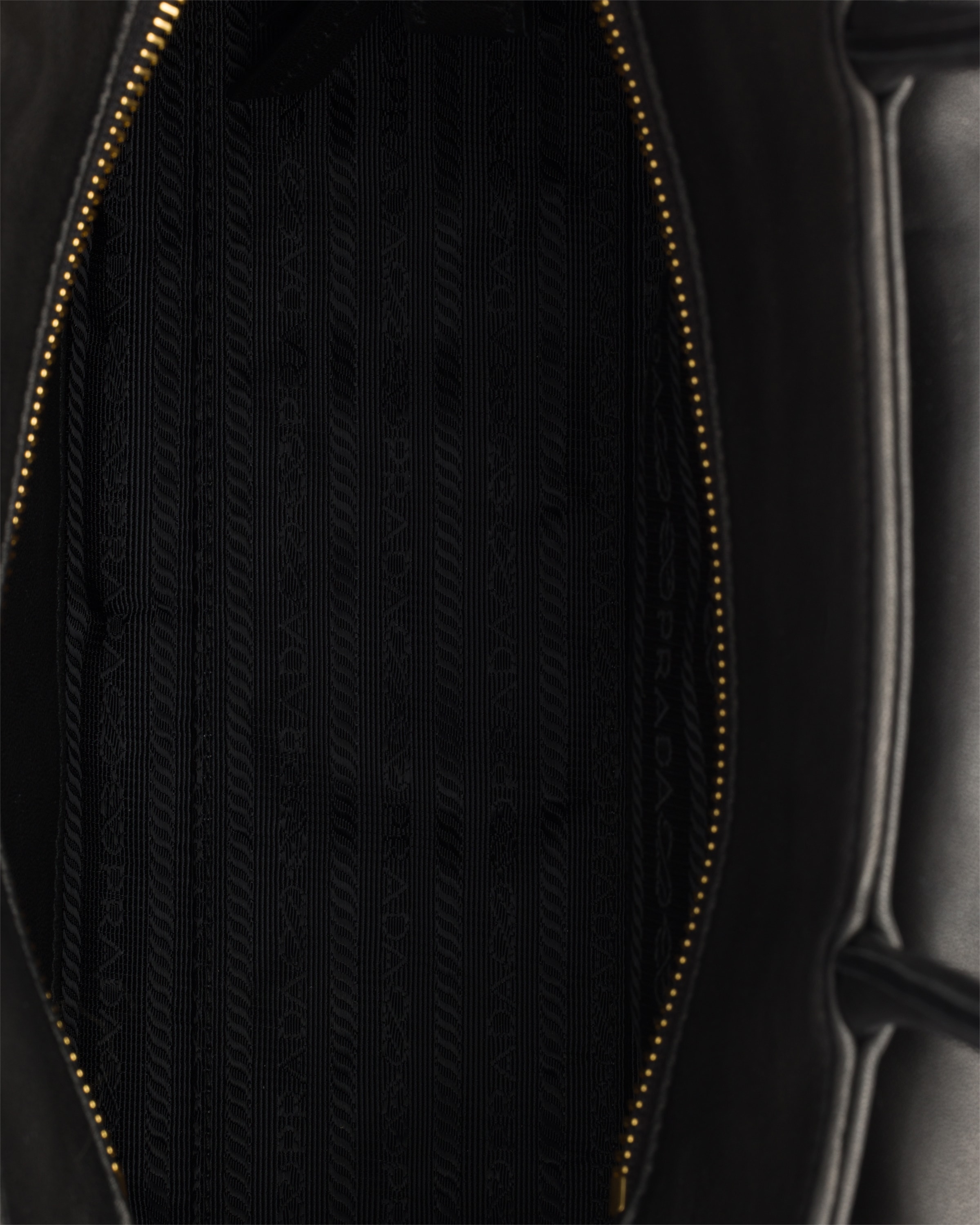 PRADA レザートートバッグ 今日特価】Prada レザー トートバッグ！国内送料無料！限定在庫