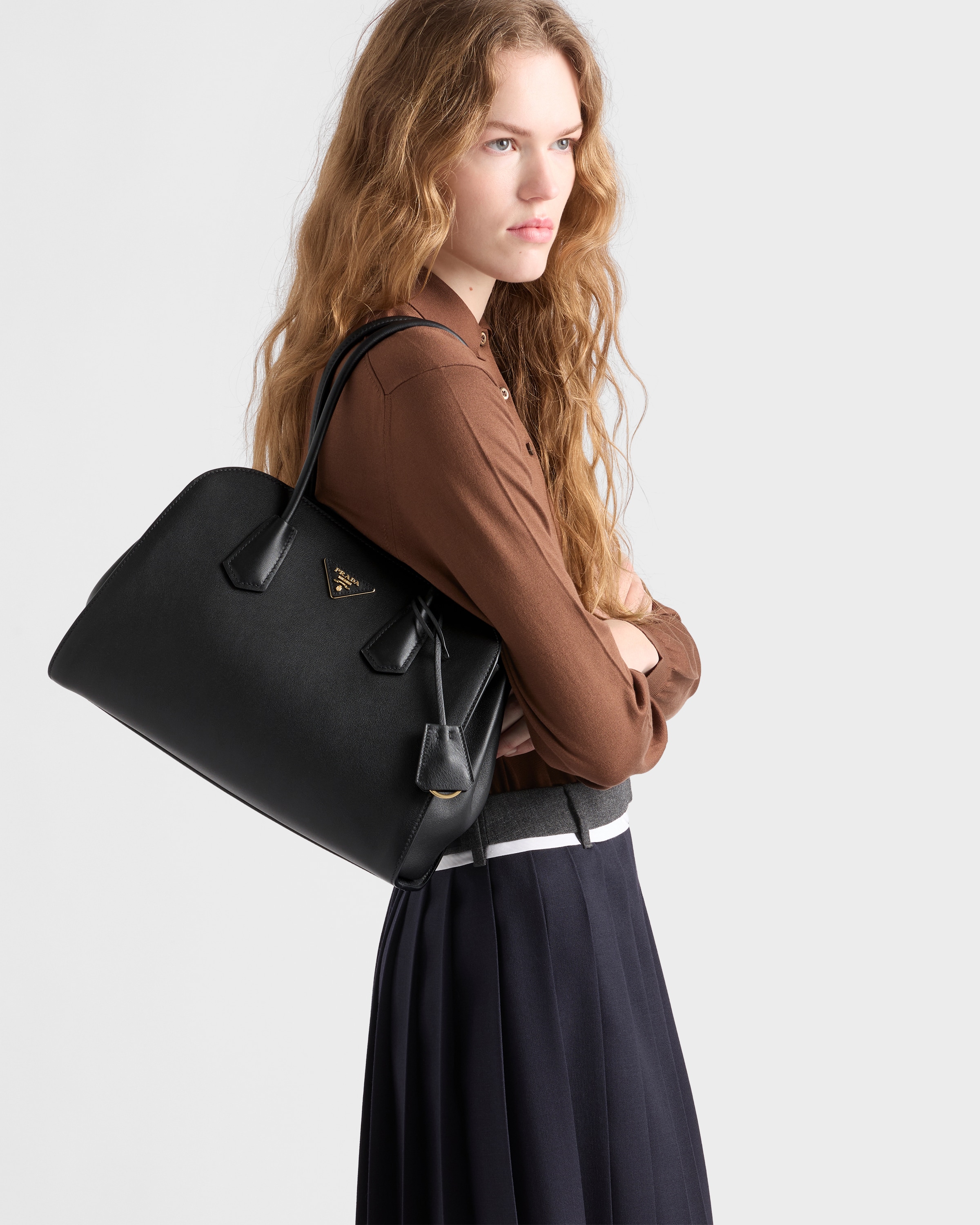 ブラック ミディアム レザー トートバッグ | PRADA - 日本