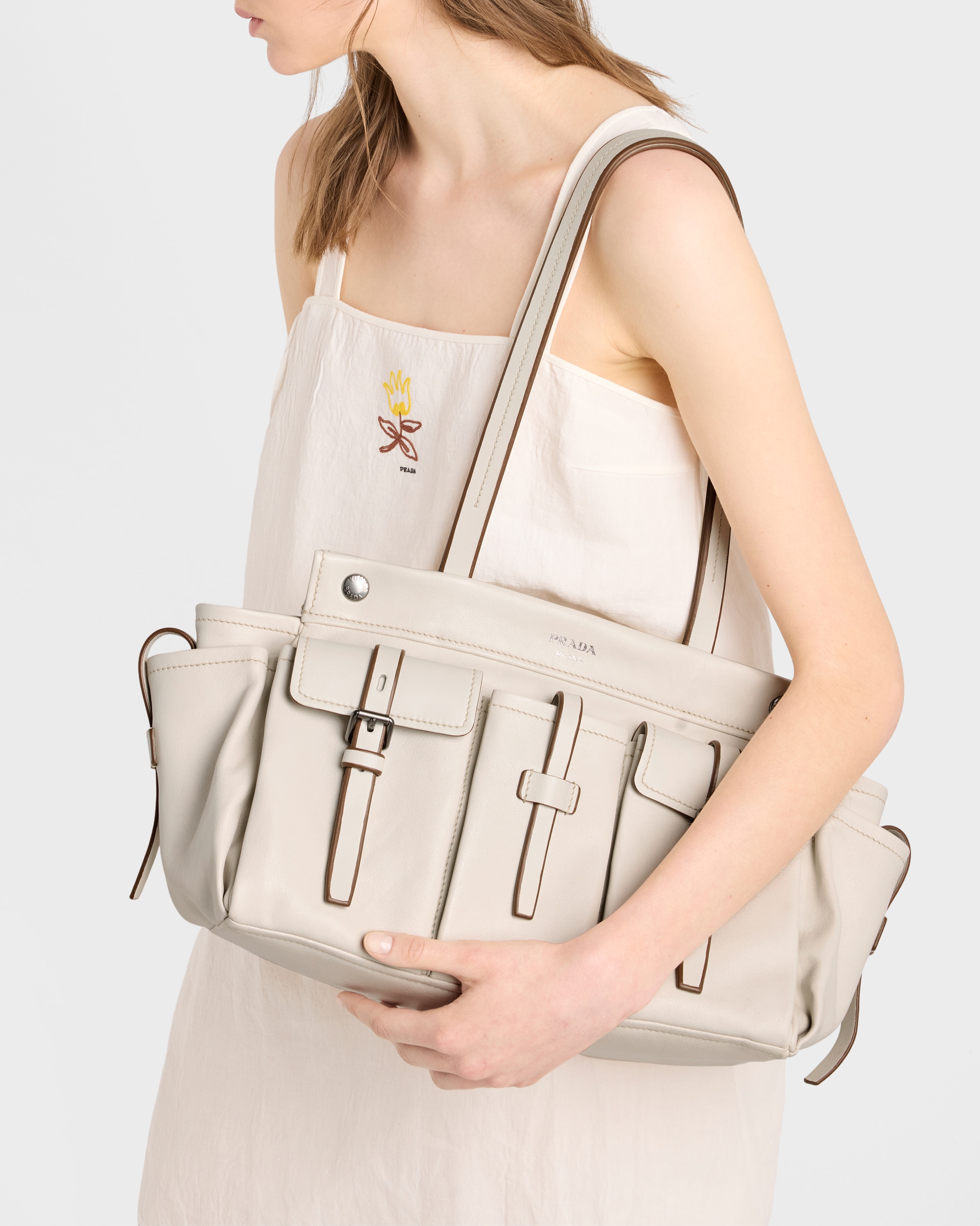 チョークホワイト プラダ ルート ラージ レザー トートバッグ | PRADA