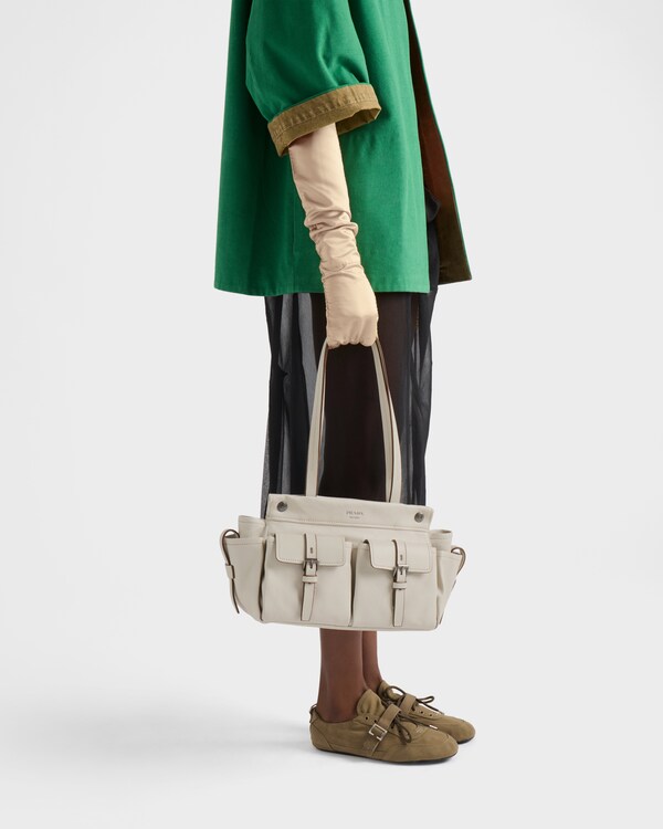 حقيبة تسوّق Prada Route من الجلد متوسطة الحجم - أبيض طباشيري حقيبة تسوّق Prada Route من الجلد متوسطة الحجم - أبيض طباشيري