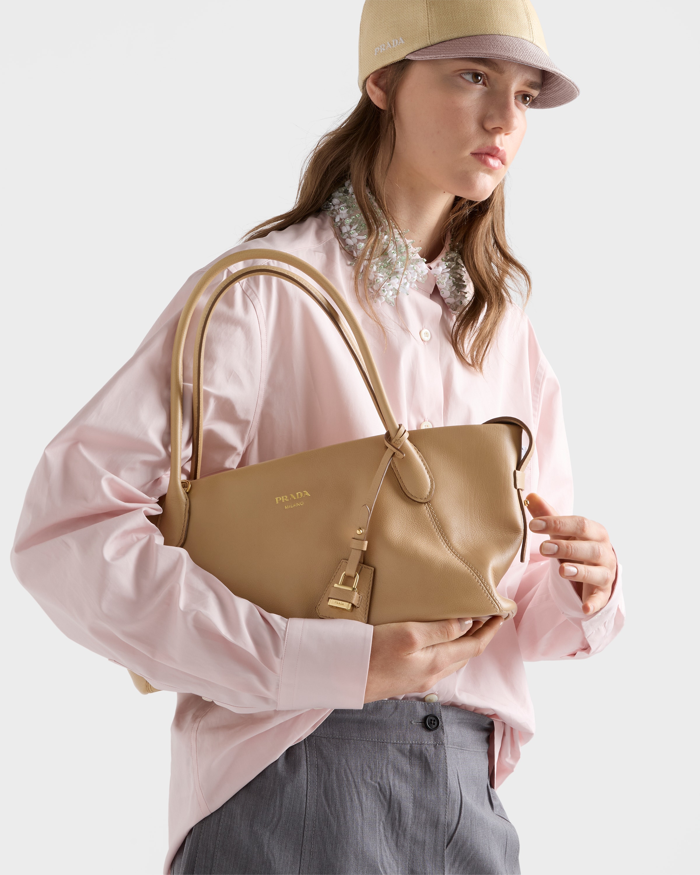 サンドベージュ ラージ レザー トートバッグ | PRADA - 日本