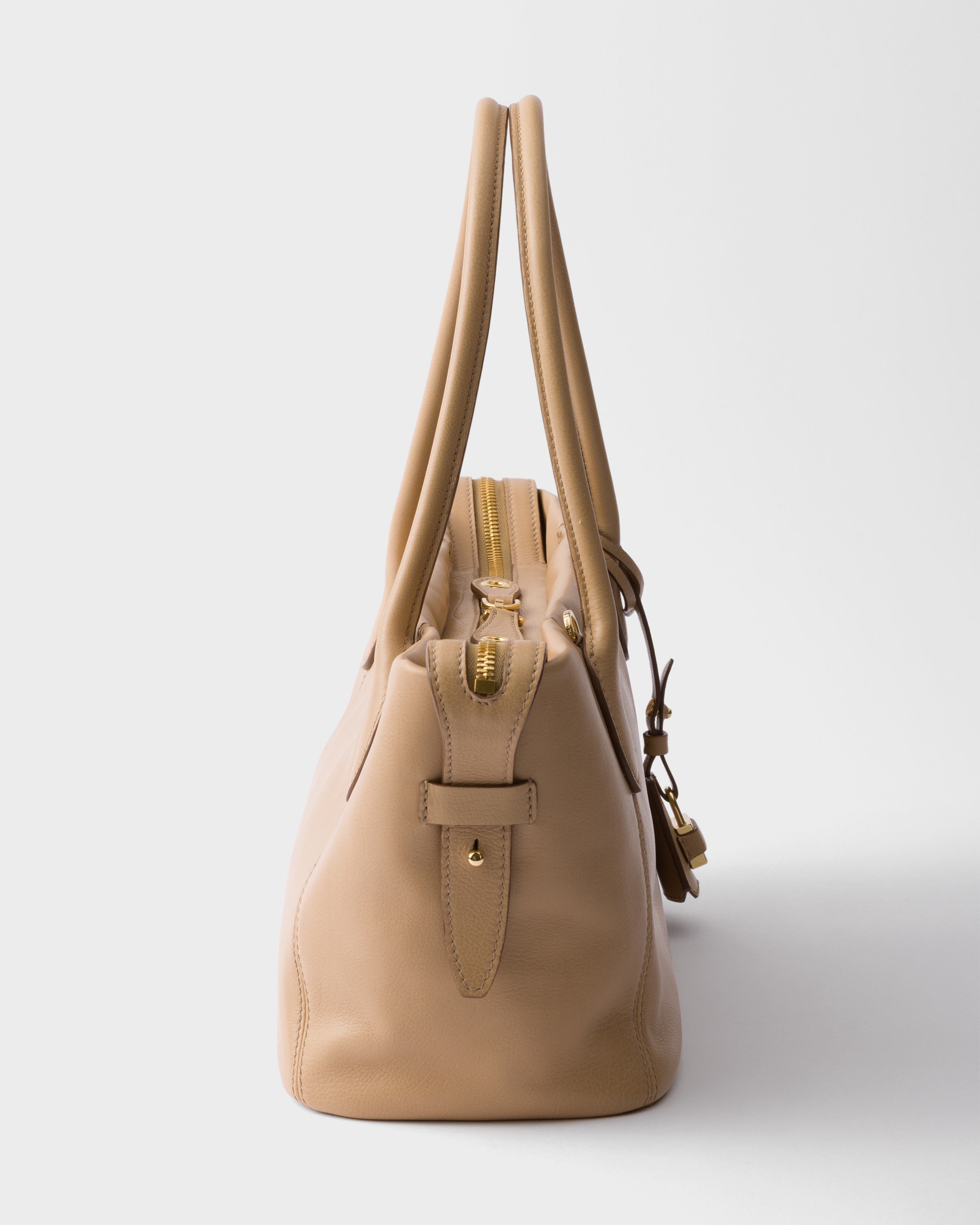 サンドベージュ ラージ レザー トートバッグ | PRADA - 日本