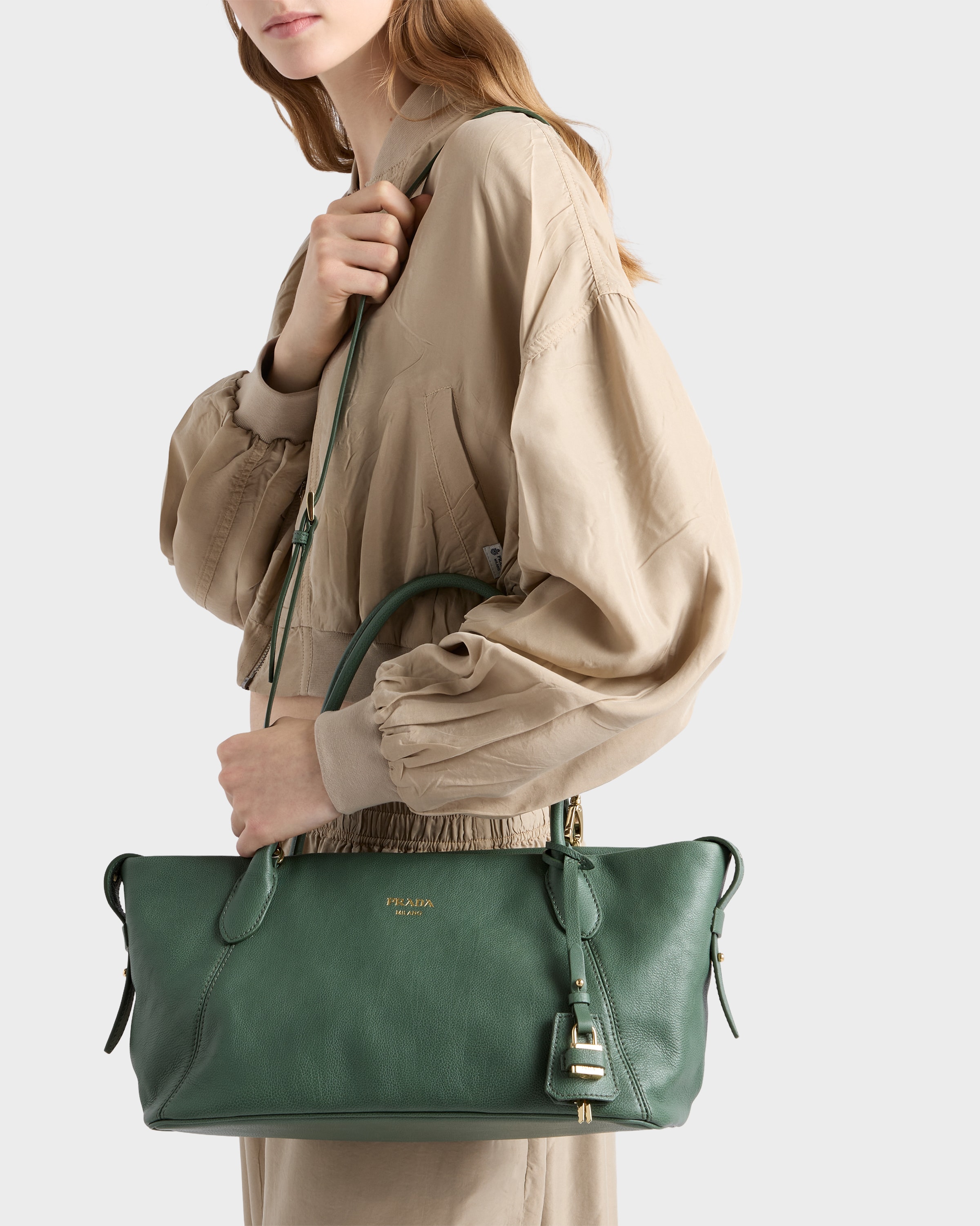 セージグリーン プラダ ウベ―ル ラージ レザー トートバッグ | PRADA