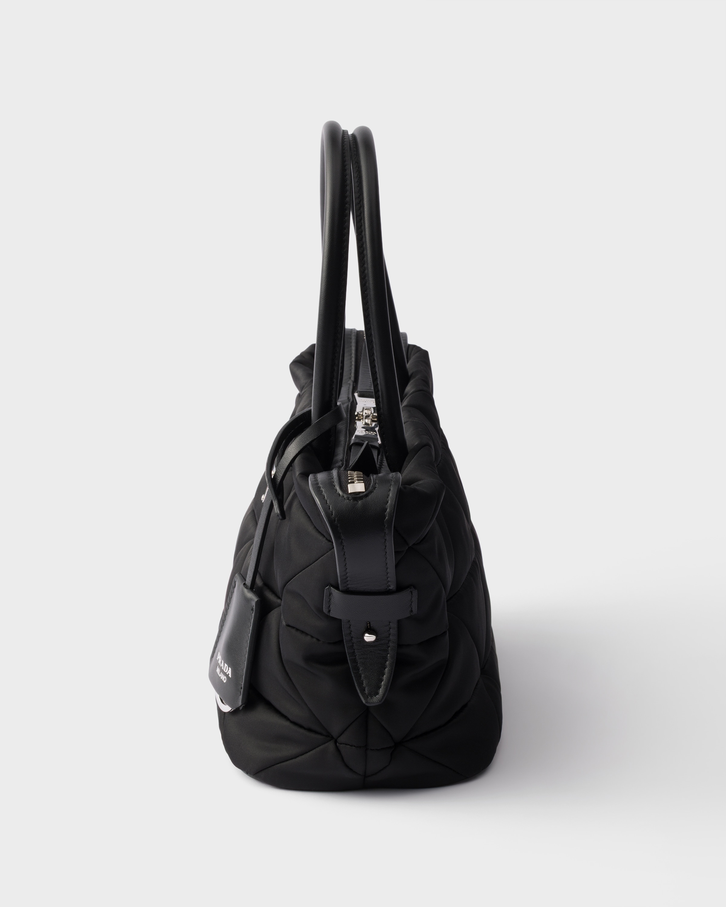 ブラック ミディアム パデッド Re-Nylon トートバッグ | PRADA - 日本