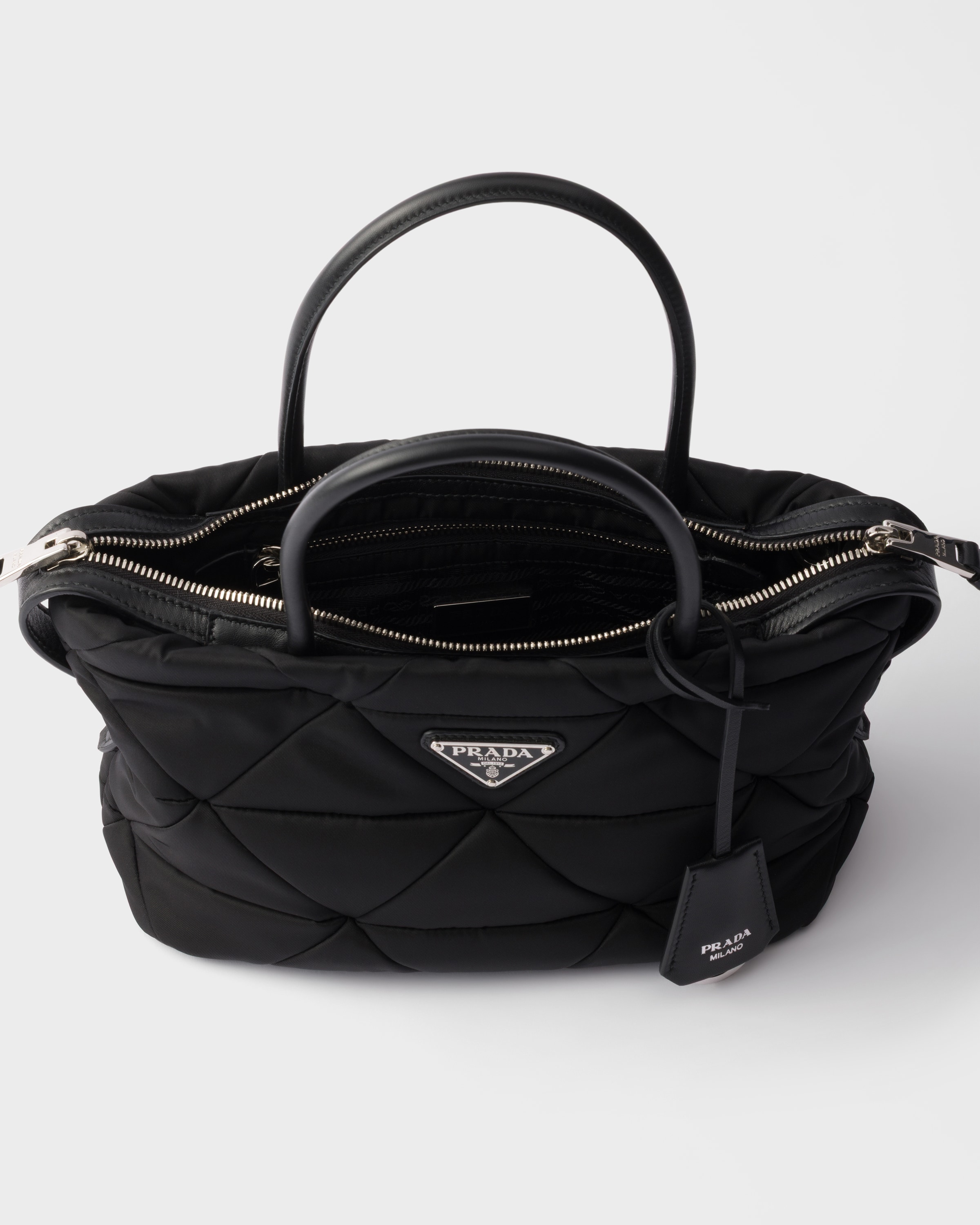 ブラック ミディアム パデッド Re-Nylon トートバッグ | PRADA - 日本