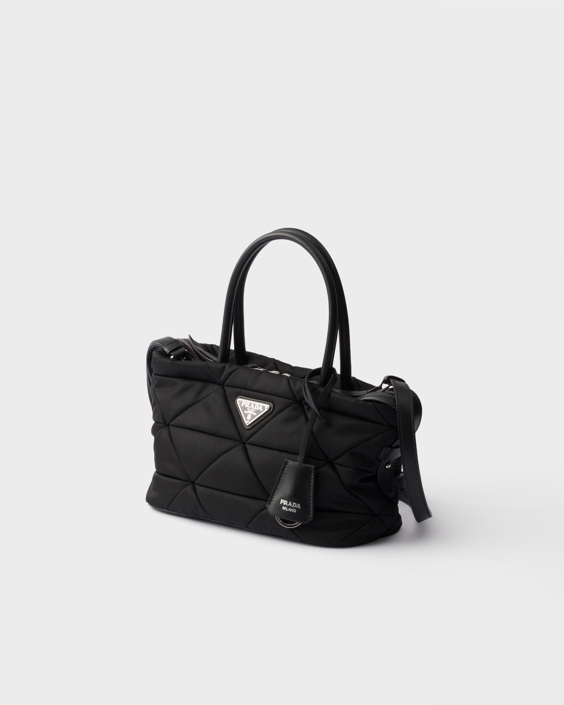 ブラック ミディアム パデッド Re-Nylon トートバッグ | PRADA - 日本