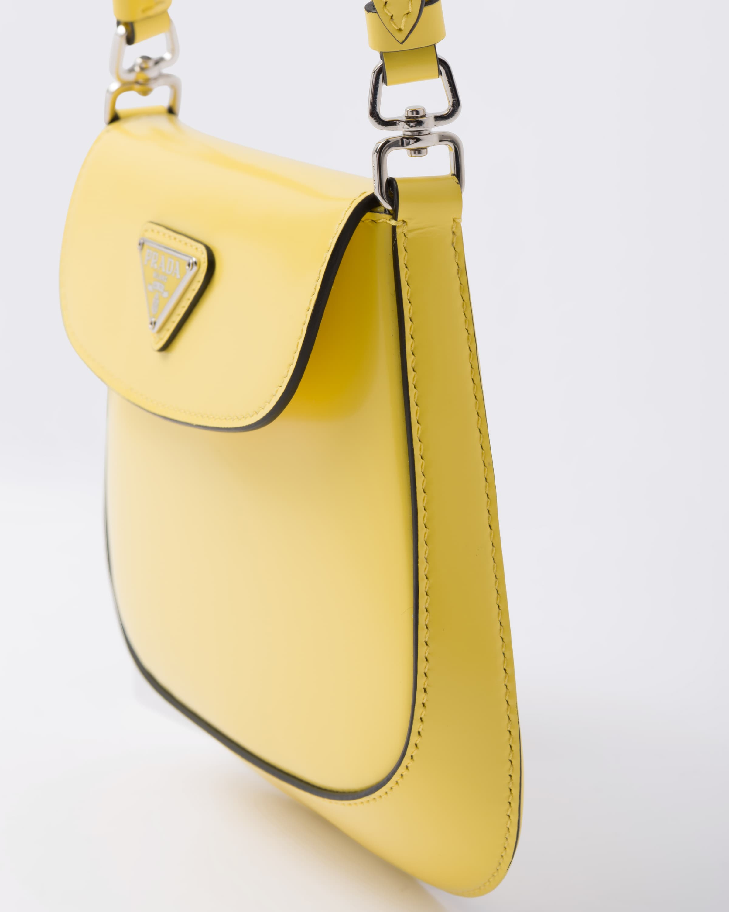 Prada حقيبة Prada Cleo من الجلد المصقول بحجم صغير 6