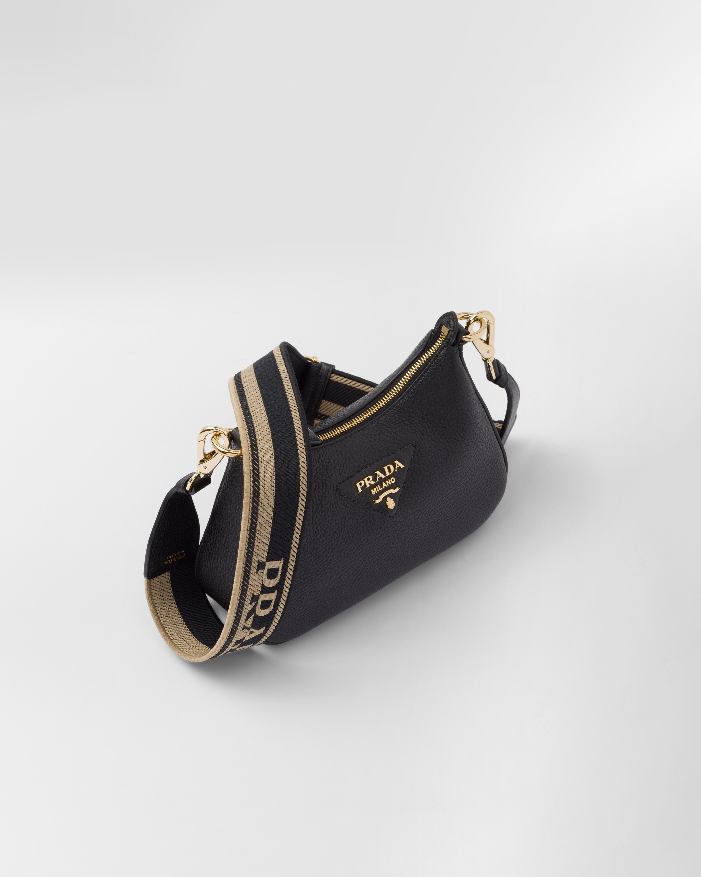 入荷中 Black Leather Shoulder Bag | PRADA ショルダーバッグ