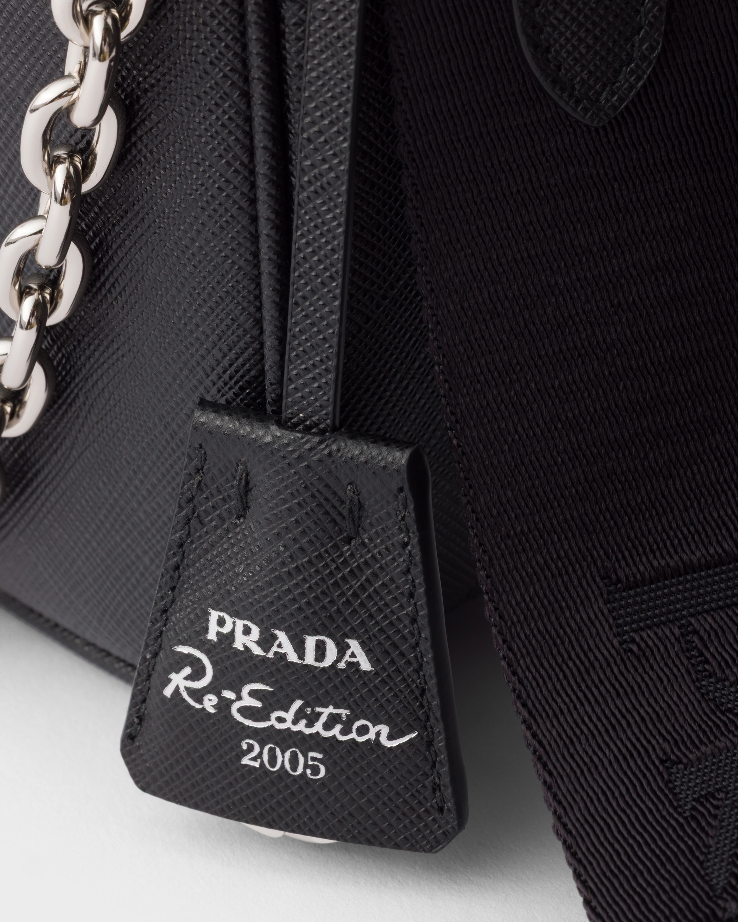 ブラック プラダ Re-edition 2005 サフィアーノレザー バッグ | PRADA