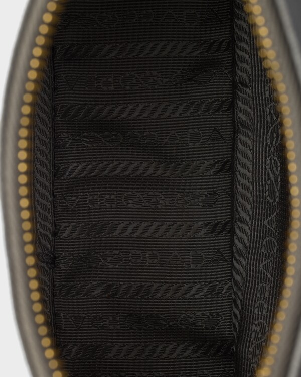 プラダ Re-Edition 2005 サフィアーノレザー バッグ - ライトグレー プラダ Re-Edition 2005 サフィアーノレザー バッグ - ライトグレー