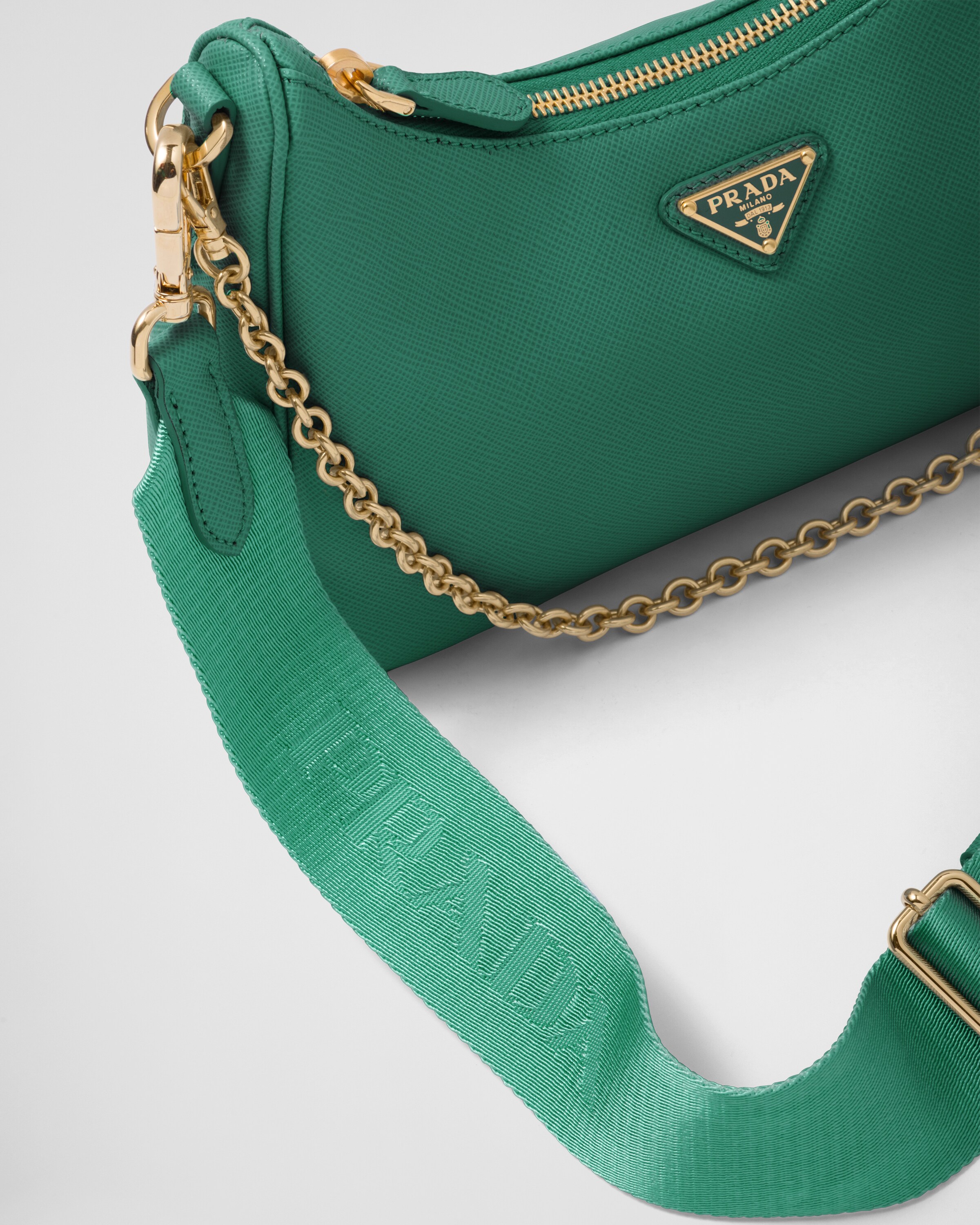 Prada حقيبة Prada Re\u002DEdition 2005 من جلد سافيانو 6