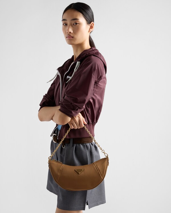 Bolsa de ombro Prada Demi-lune em Re-Nylon Bolsa de ombro Prada Demi-lune em Re-Nylon