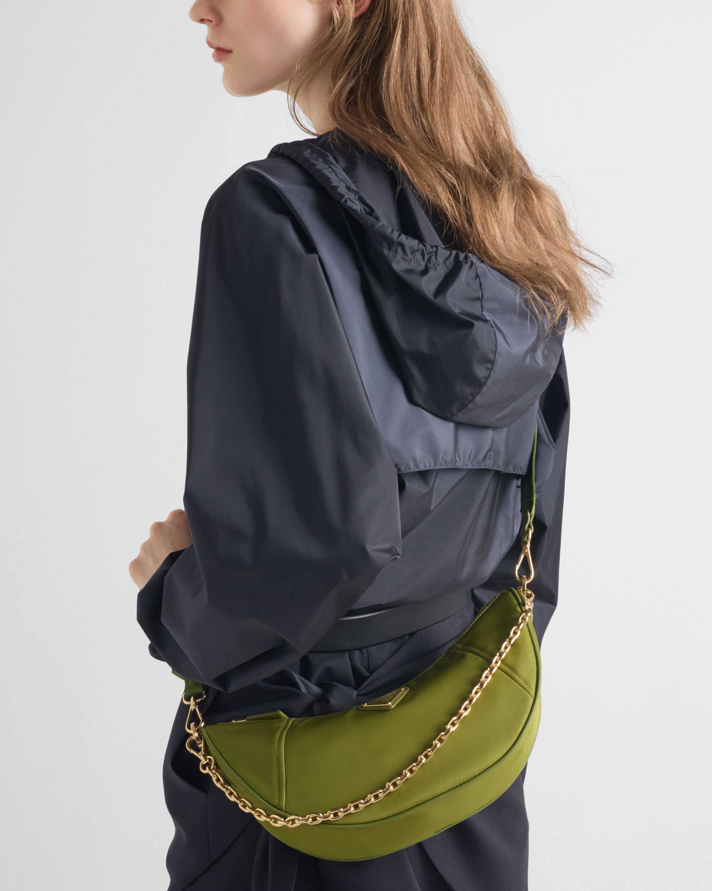 オリーブ プラダ ドゥミ・リュンヌ Re-Nylon ショルダーバッグ