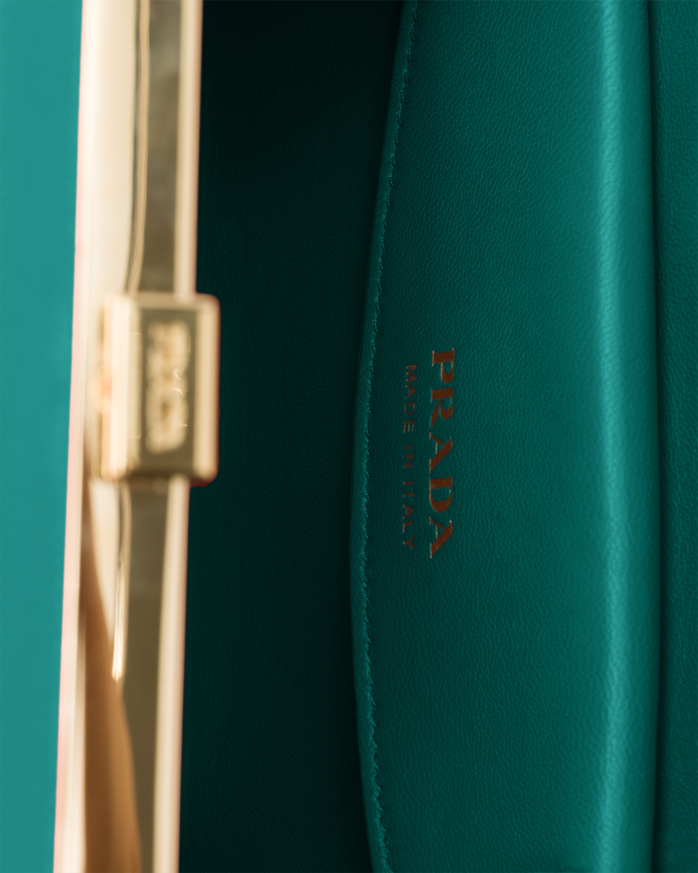 Minibolso Prada Pyramid de piel Saffiano