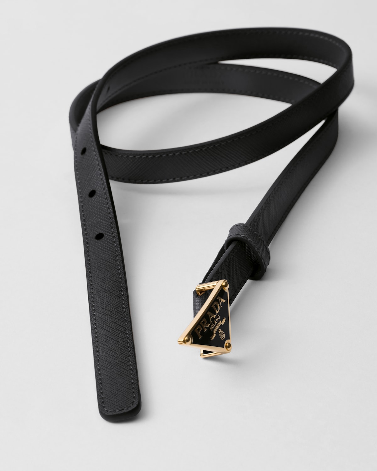 PRA TRIANGLE BELT IN BLACK SAFFIANO LEATHER WITH ENAMEL LOGO BUCKLE