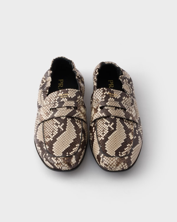 シャッフルプリント入りアイヤーズ(ヘビ革)ローファー - ベージュ シャッフルプリント入りアイヤーズ(ヘビ革)ローファー - ベージュ