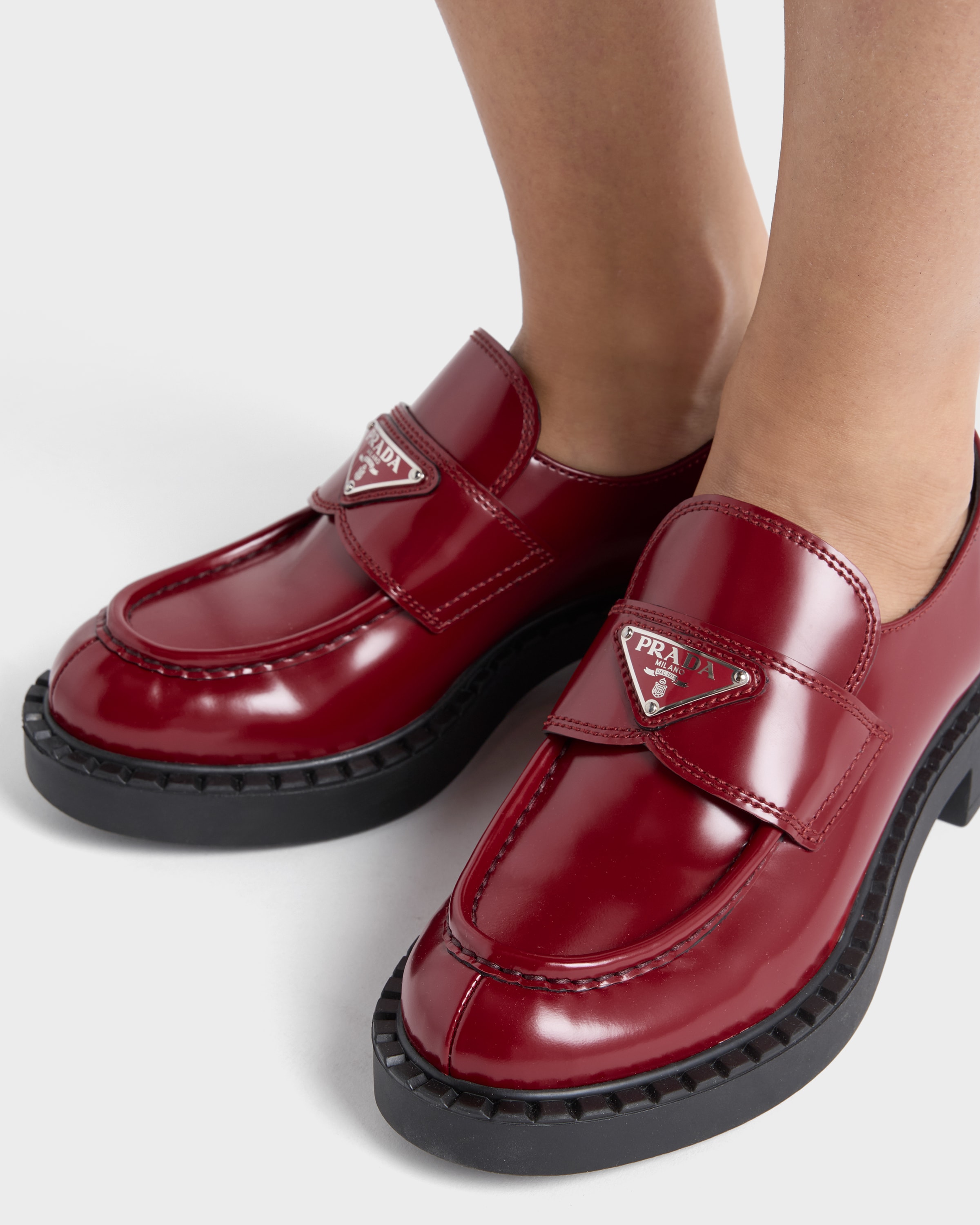 レッド プラダ チョコレート ブラッシュドレザー ローファー | PRADA