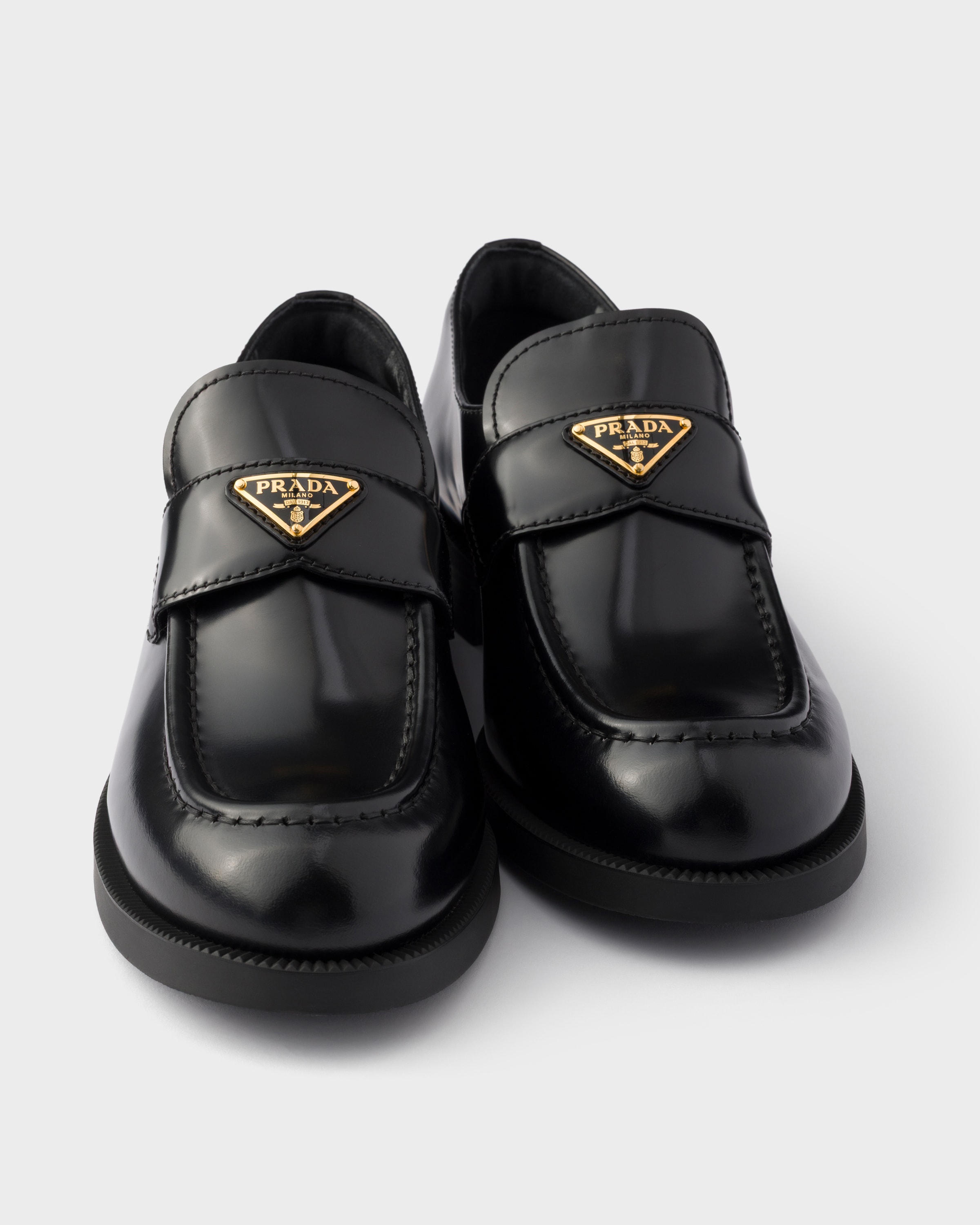 22122✨️PRADA プラダ ビジュー付き スエード ローファー ブラック ブラック ブラッシュドレザー ローファー | PRADA - 日本
