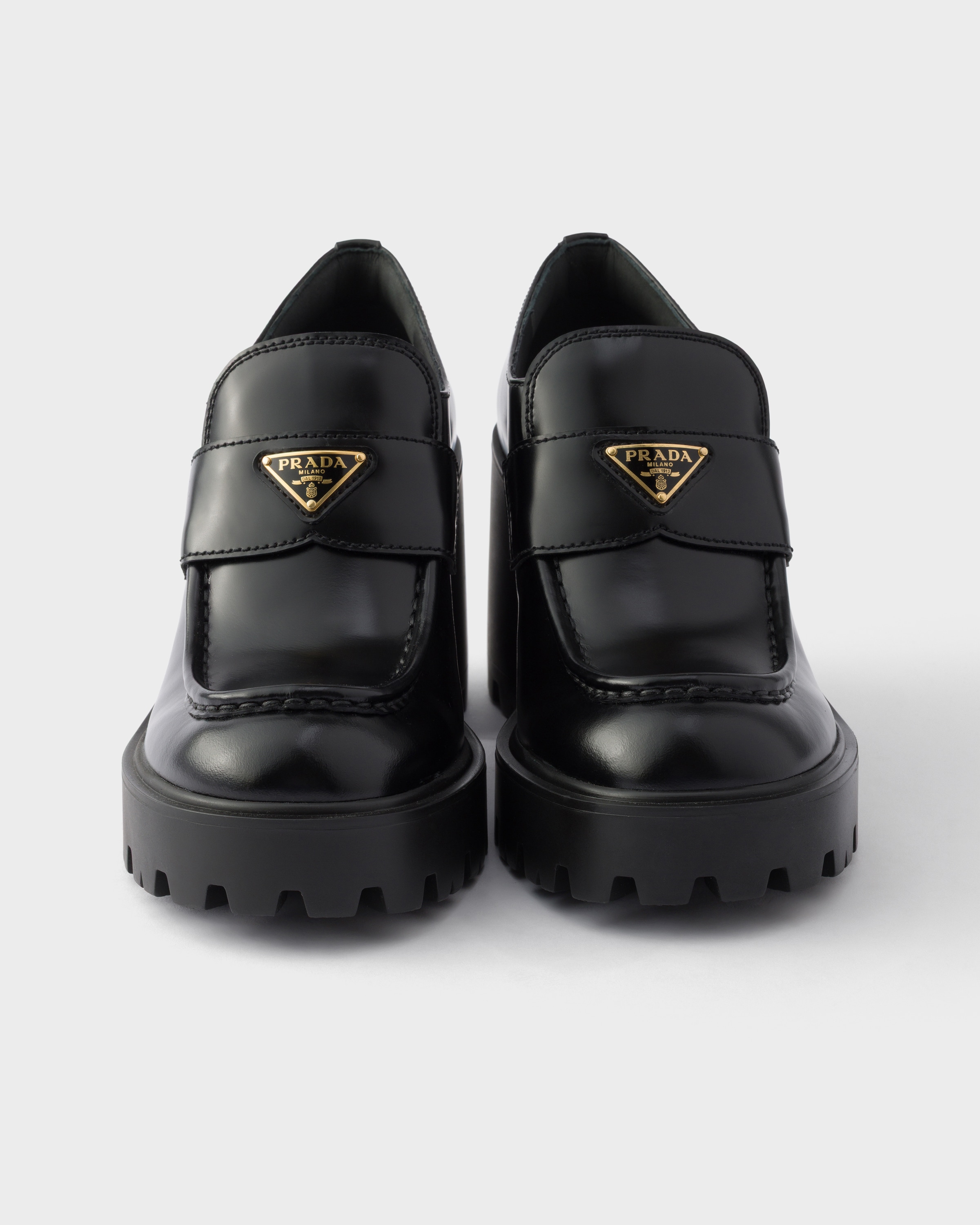 ブラック ブラッシュドレザー ローファー | PRADA - 日本