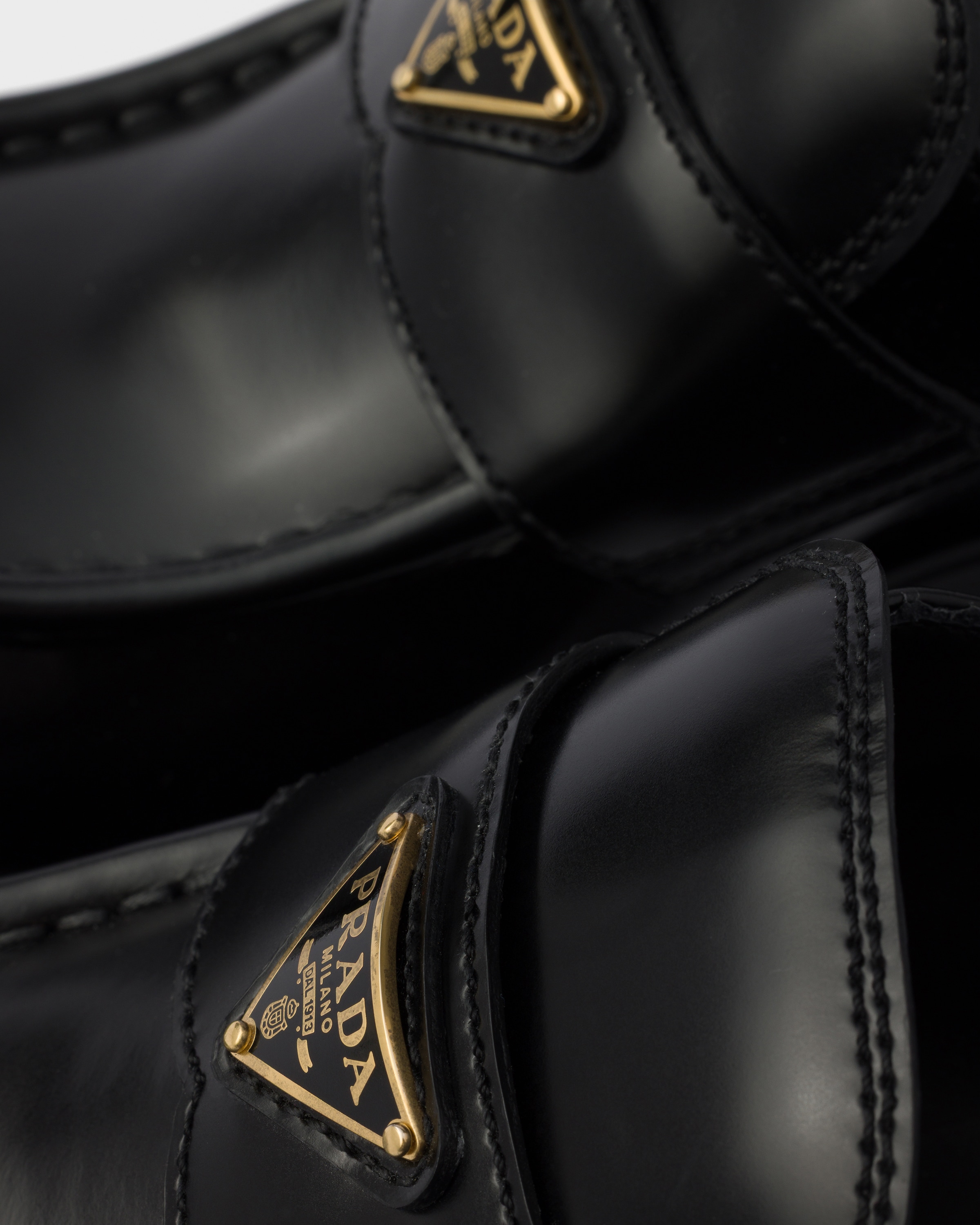 ブラック ブラッシュドレザー ローファー | PRADA - 日本