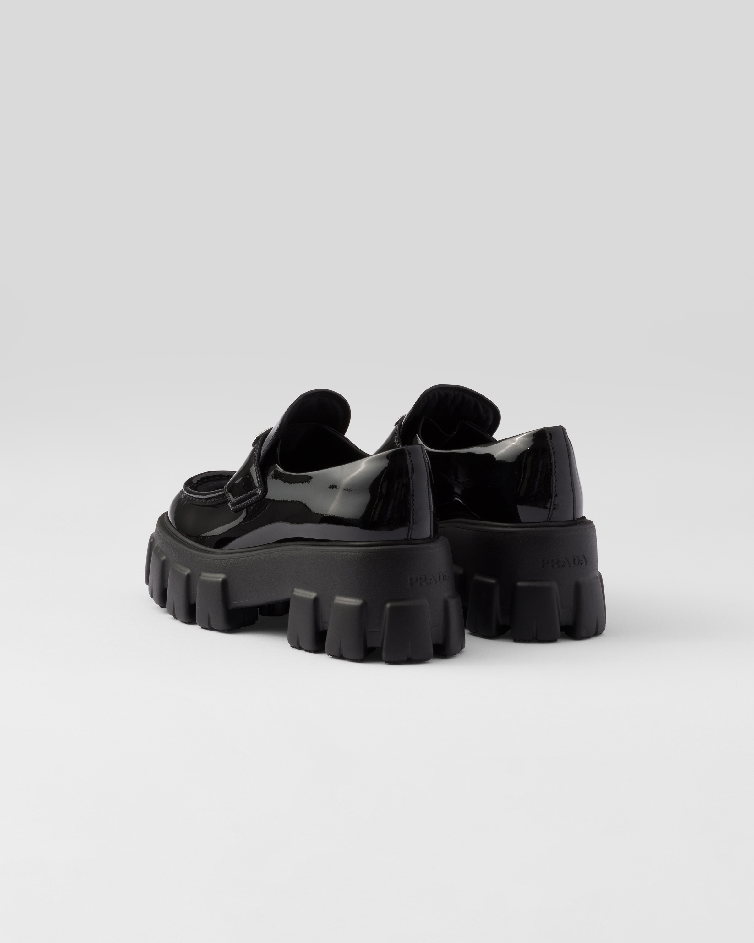 ブラック プラダ モノリス ブラッシュドレザー ローファー | PRADA