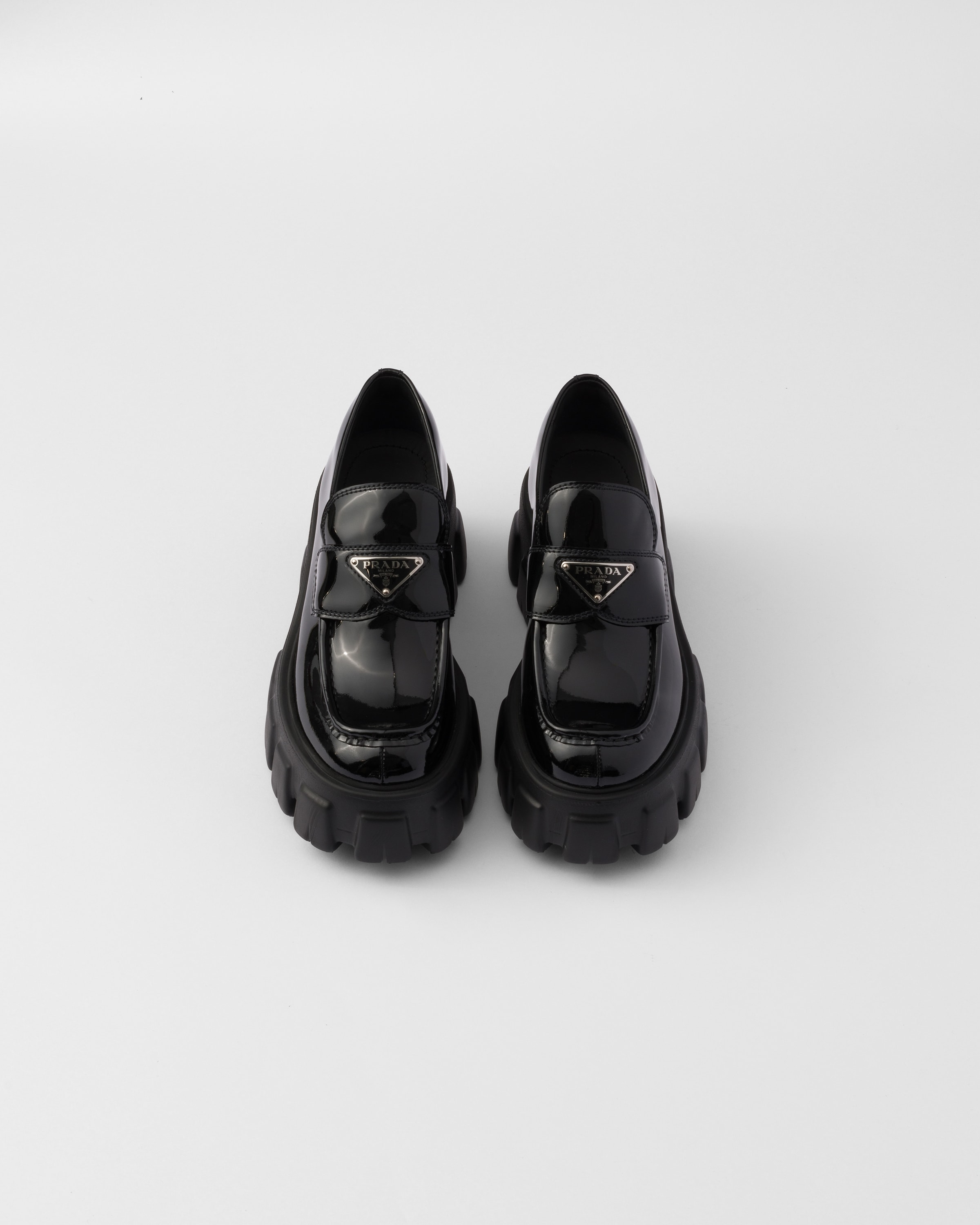 Shop Prada Monolith Loafer Aus Lackleder In Schwarz