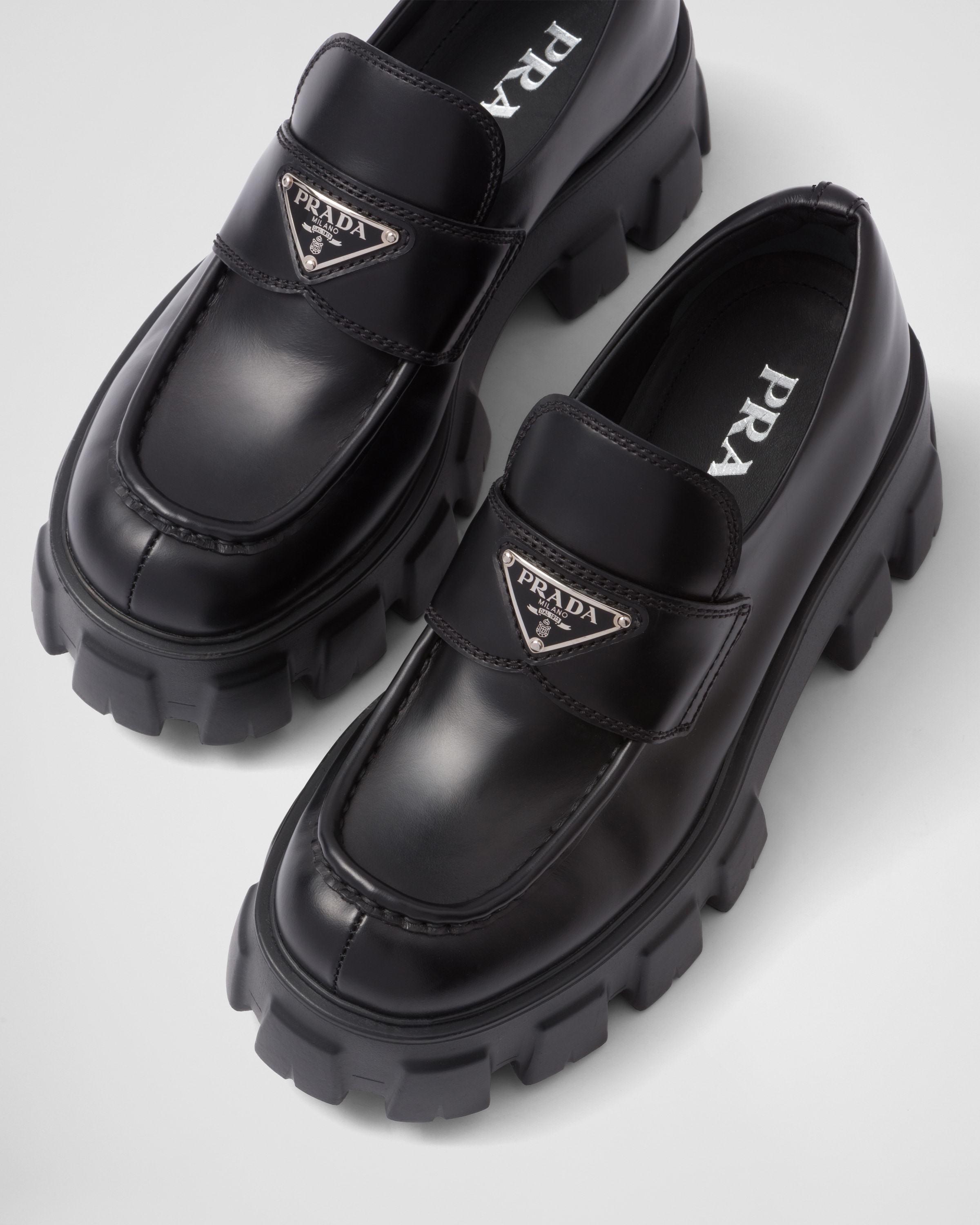 ブラック プラダ モノリス ブラッシュドレザー ローファー | PRADA