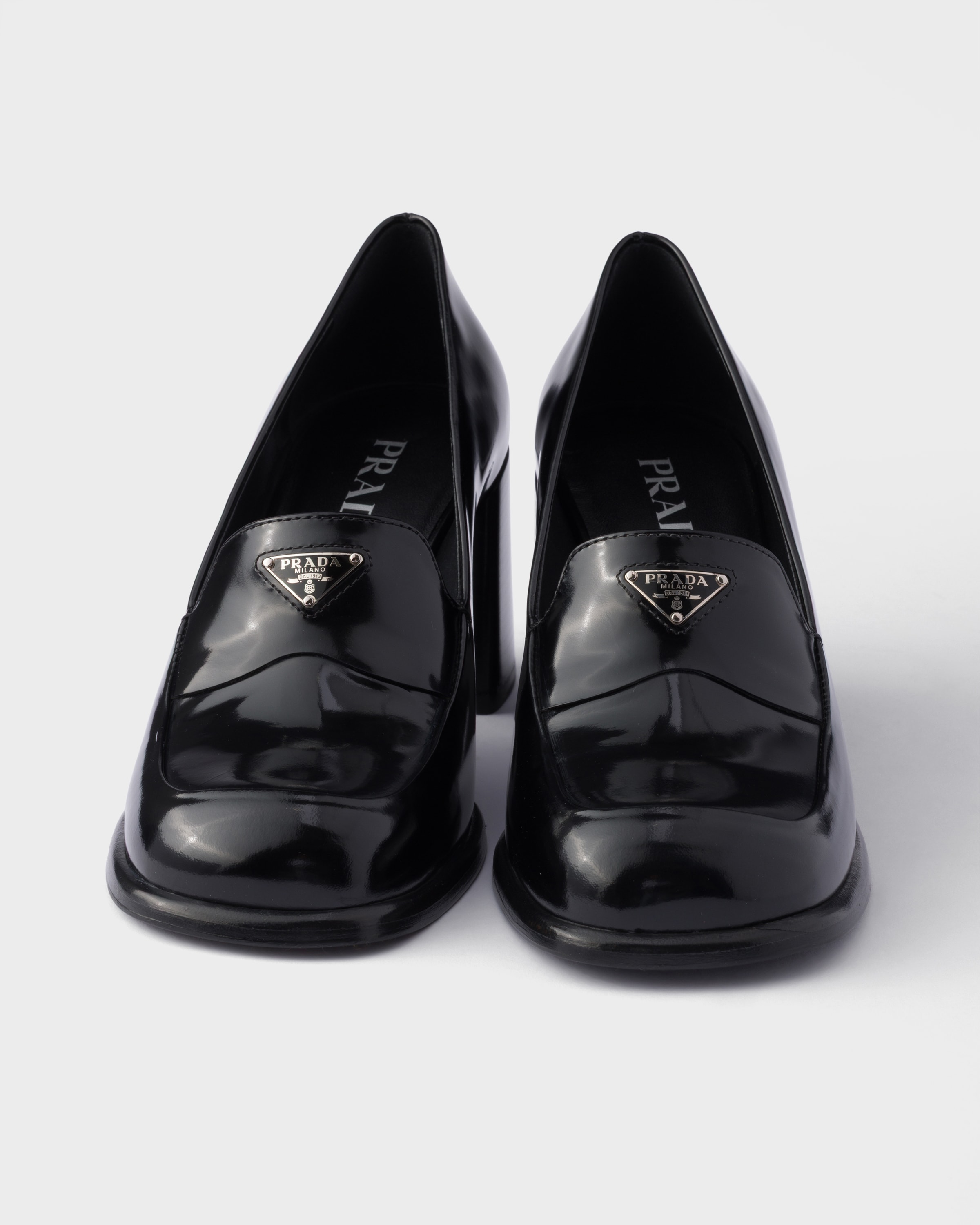 ブラック ブラッシュドレザー ローファー | PRADA - 日本