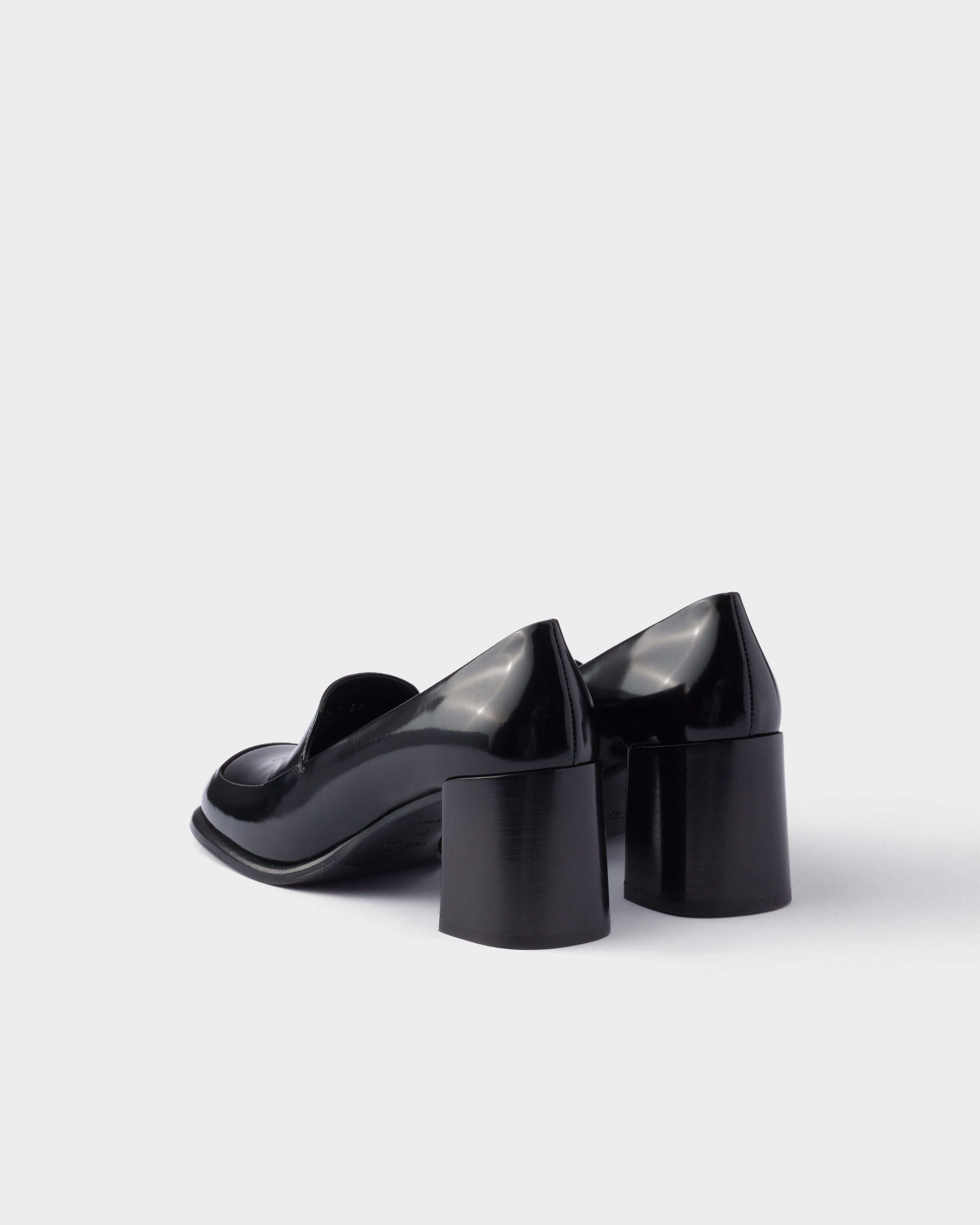 ブラック ブラッシュドレザー ローファー | PRADA - 日本