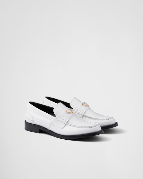 ブラック プラダ モノリス ブラッシュドレザー ローファー | PRADA