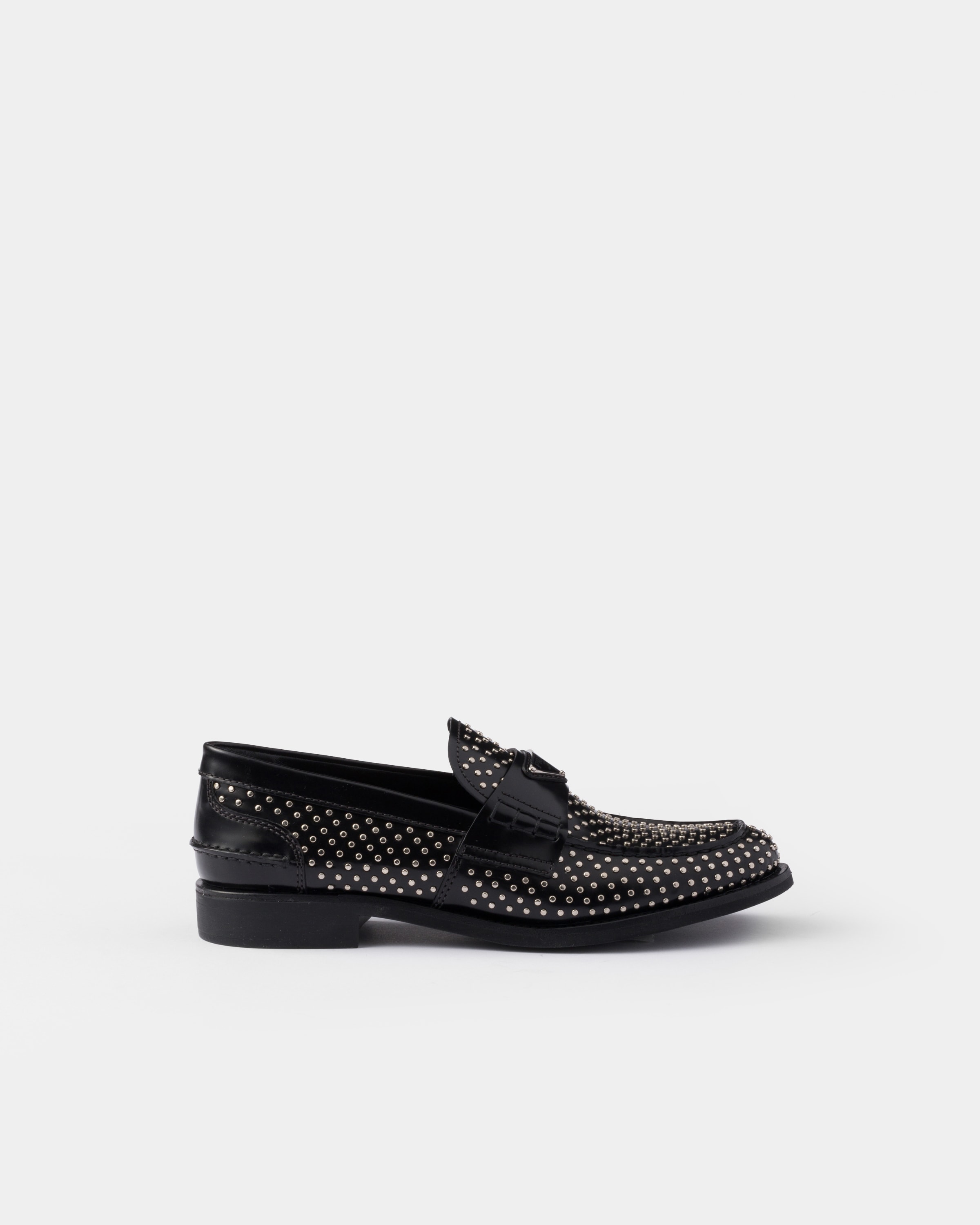 ブラック スタッズ付 ブラッシュドレザー ローファー | PRADA