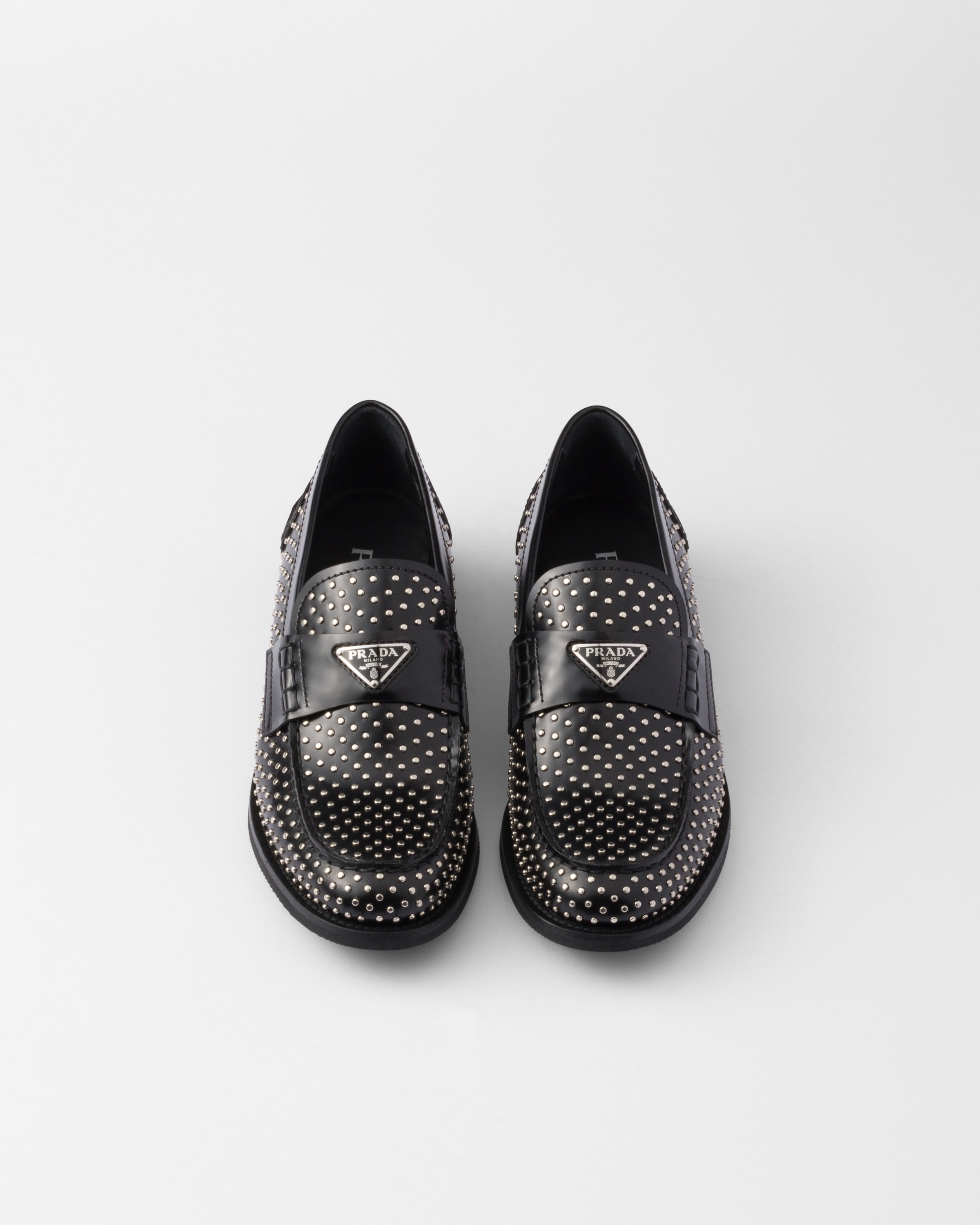 ブラック スタッズ付 ブラッシュドレザー ローファー | PRADA