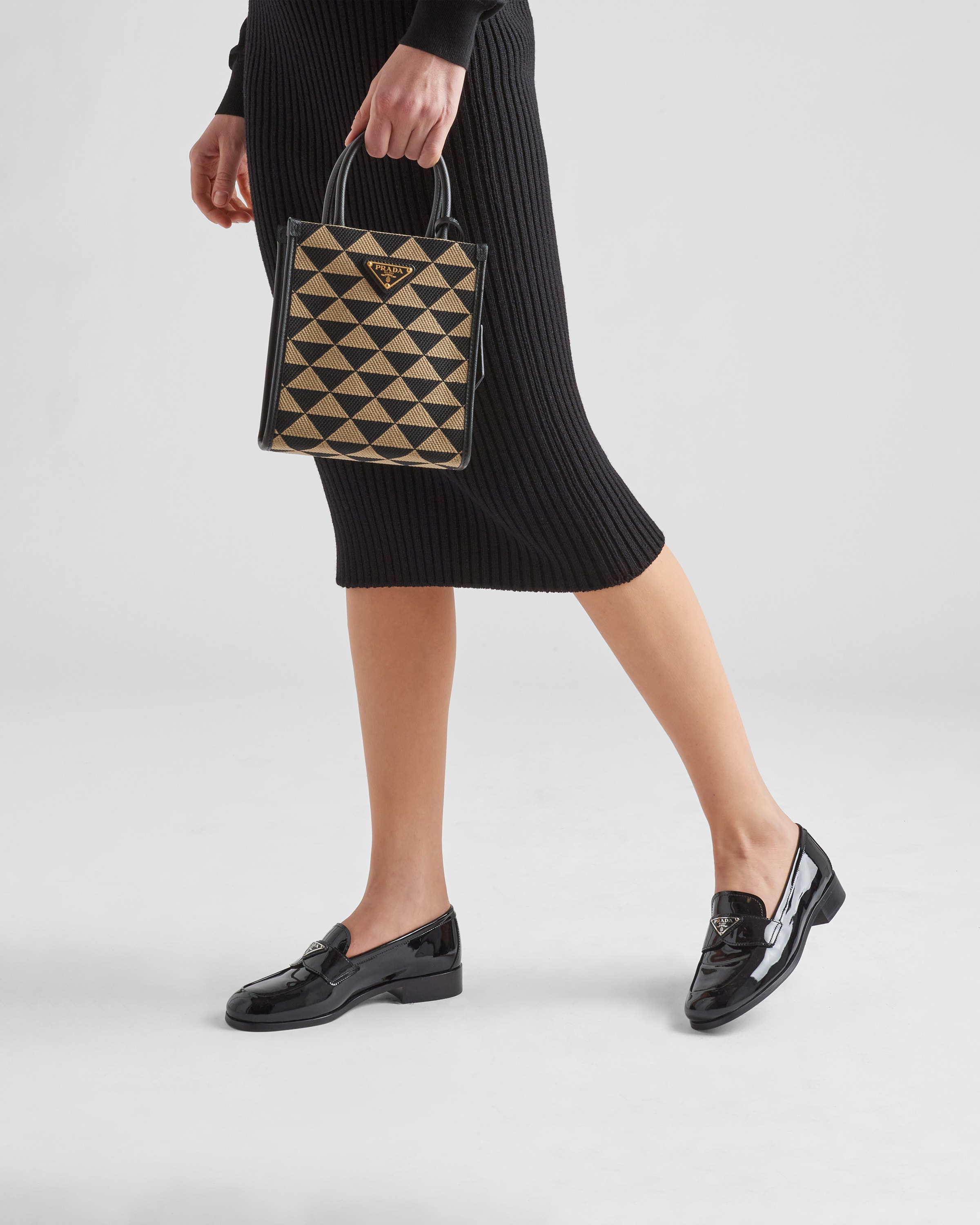 ブラック パテントレザー ローファー | Prada