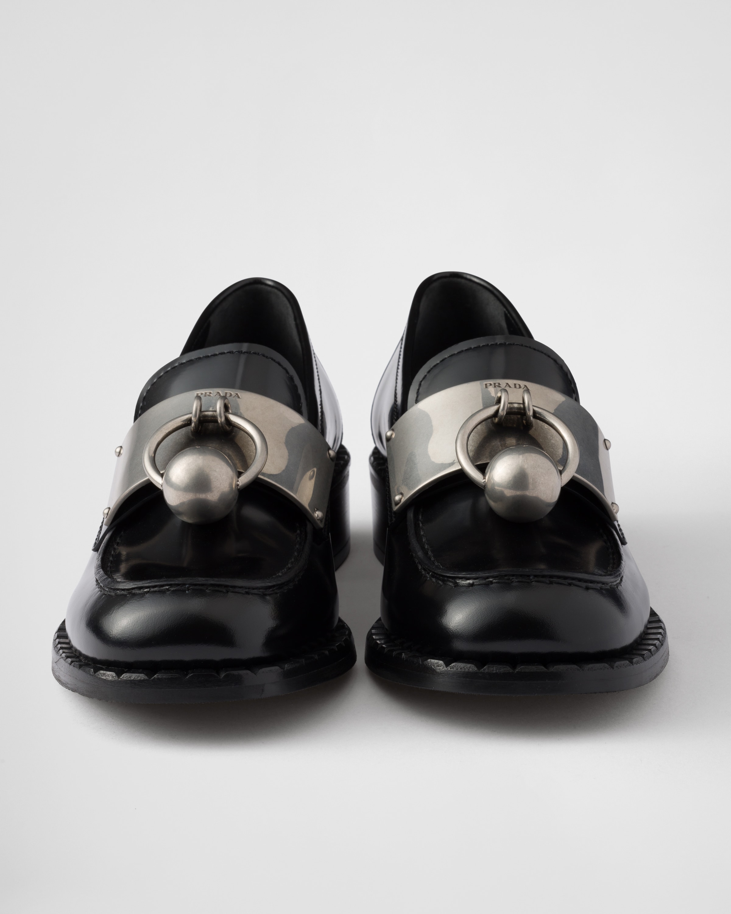 PRADA プラダ ロゴ メタルディテール付 レザー ローファー Black Brushed Leather Loafers With Metal Details | PRADA