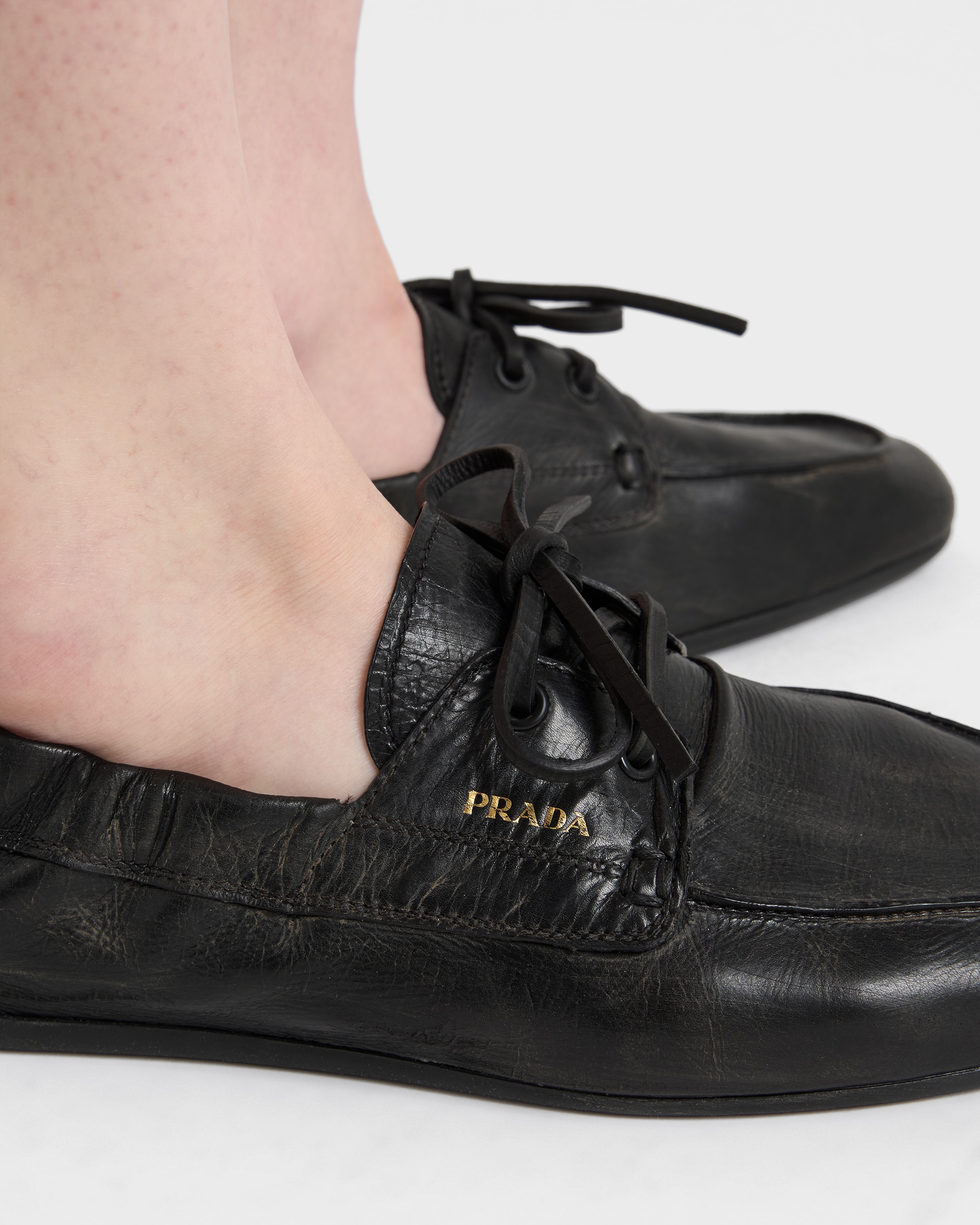 ブラック アンティーク加工レザー デッキシューズ | PRADA - 日本
