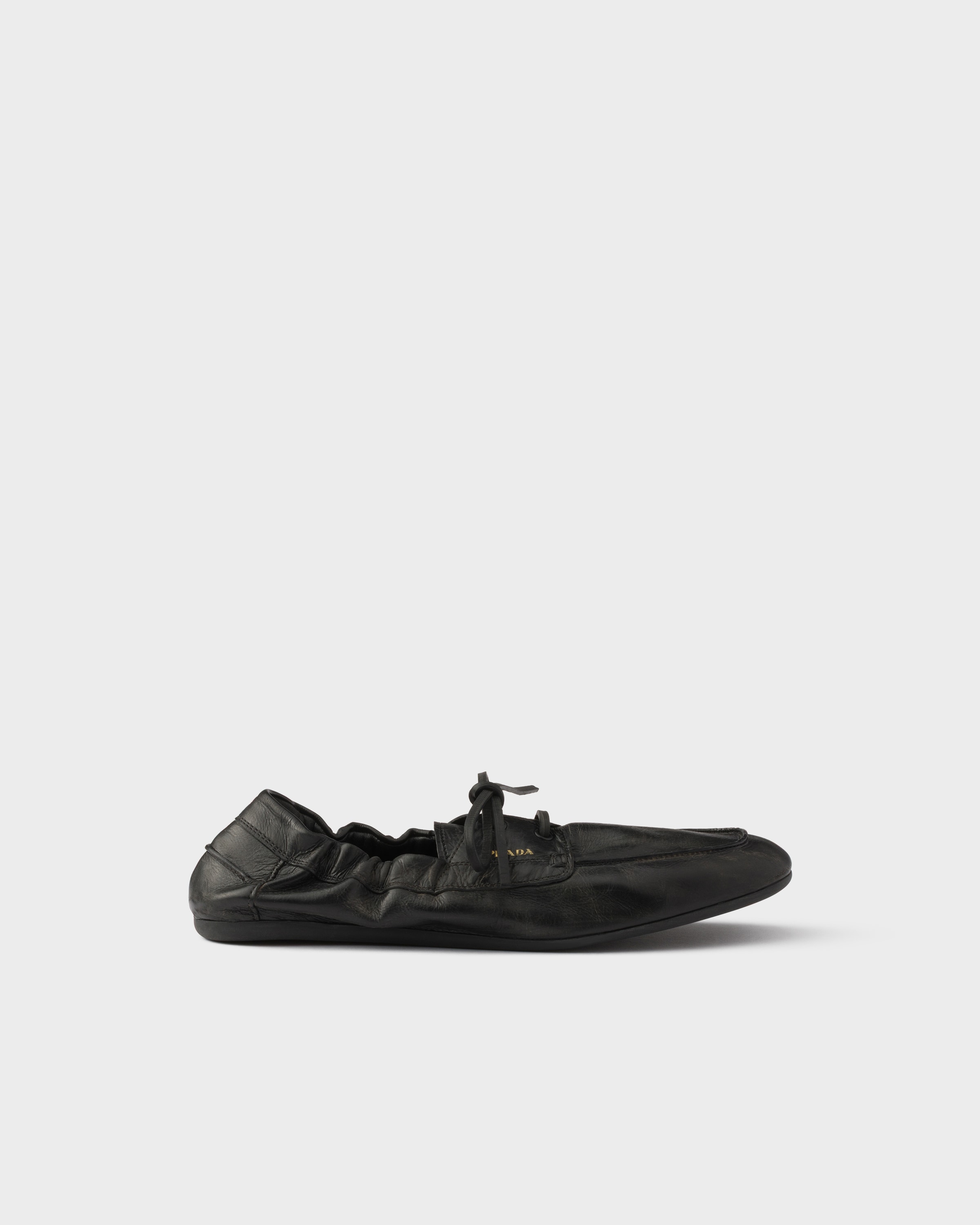 Prada Chaussures Bateau En Cuir Vieilli, Femme, Noir, Taille 38,5