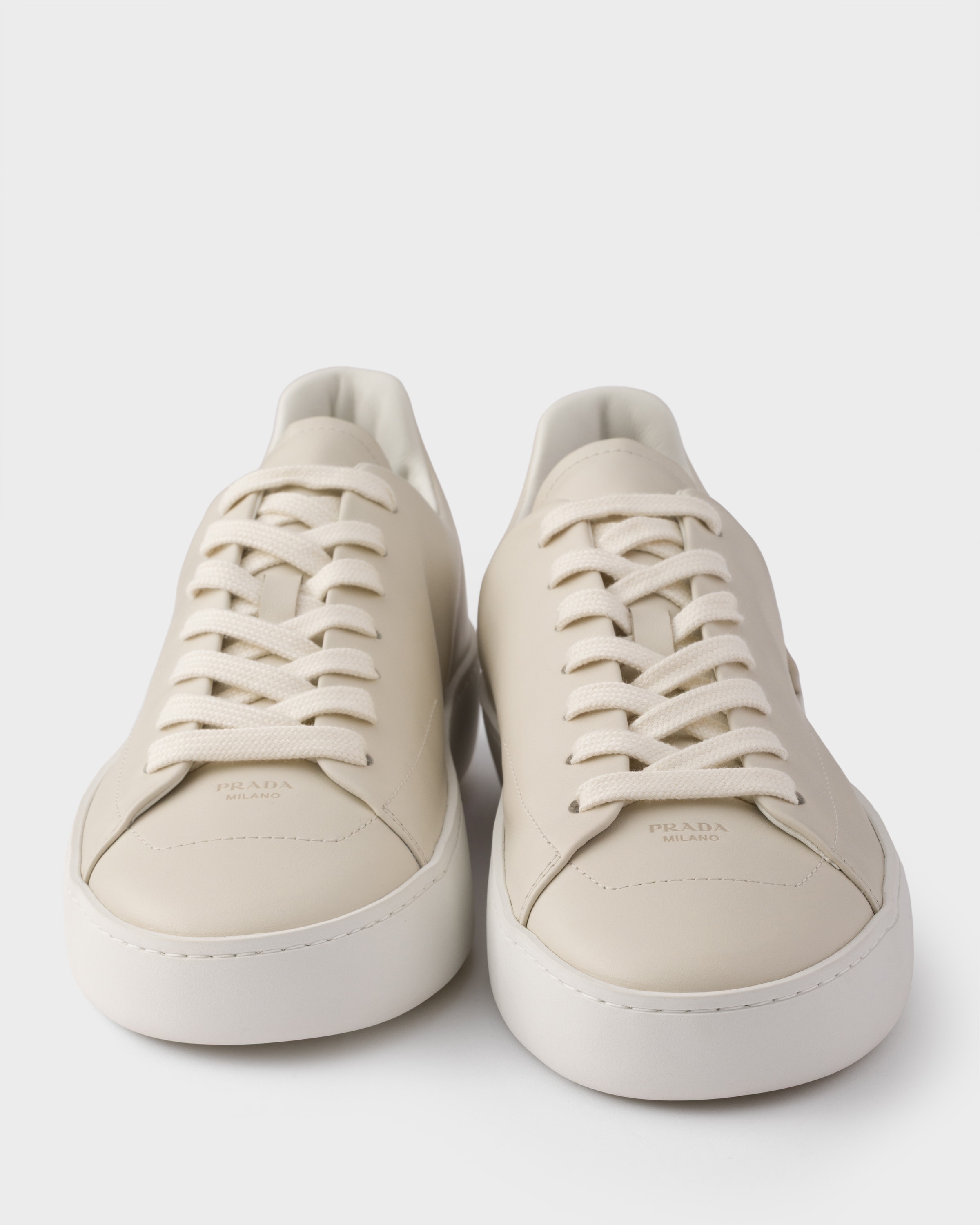 PRADA ホワイト スニーカー ミラノ PRADA スニーカー ロゴプレートスニーカー 2EE378 メンズ SIZE 8.5