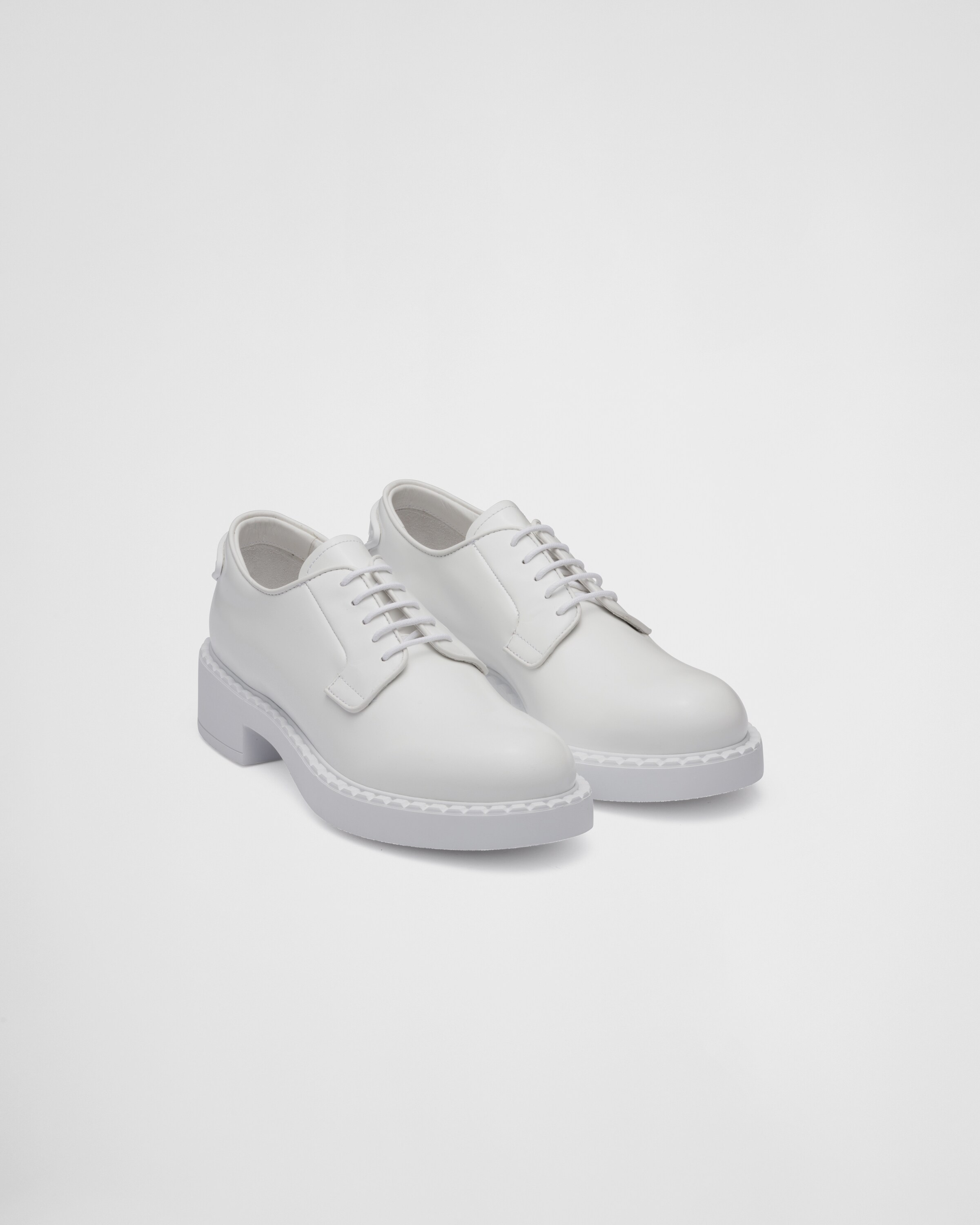 ホワイト ブラッシュドレザー ダービーシューズ | Prada