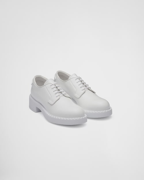 ホワイト ブラッシュドレザー ダービーシューズ | Prada