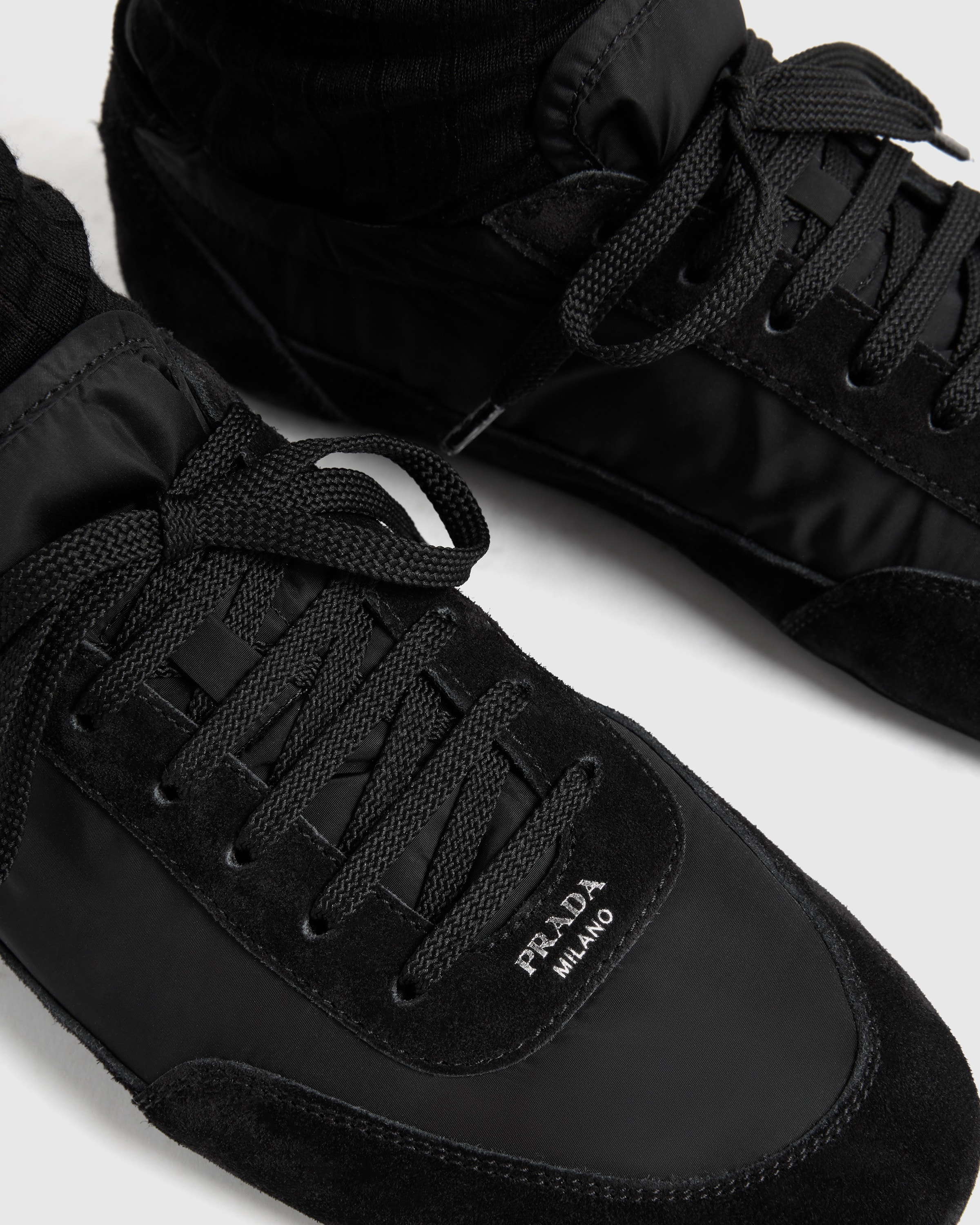 ブラック プラダ コラプス Re-Nylon xスエード スニーカー | PRADA