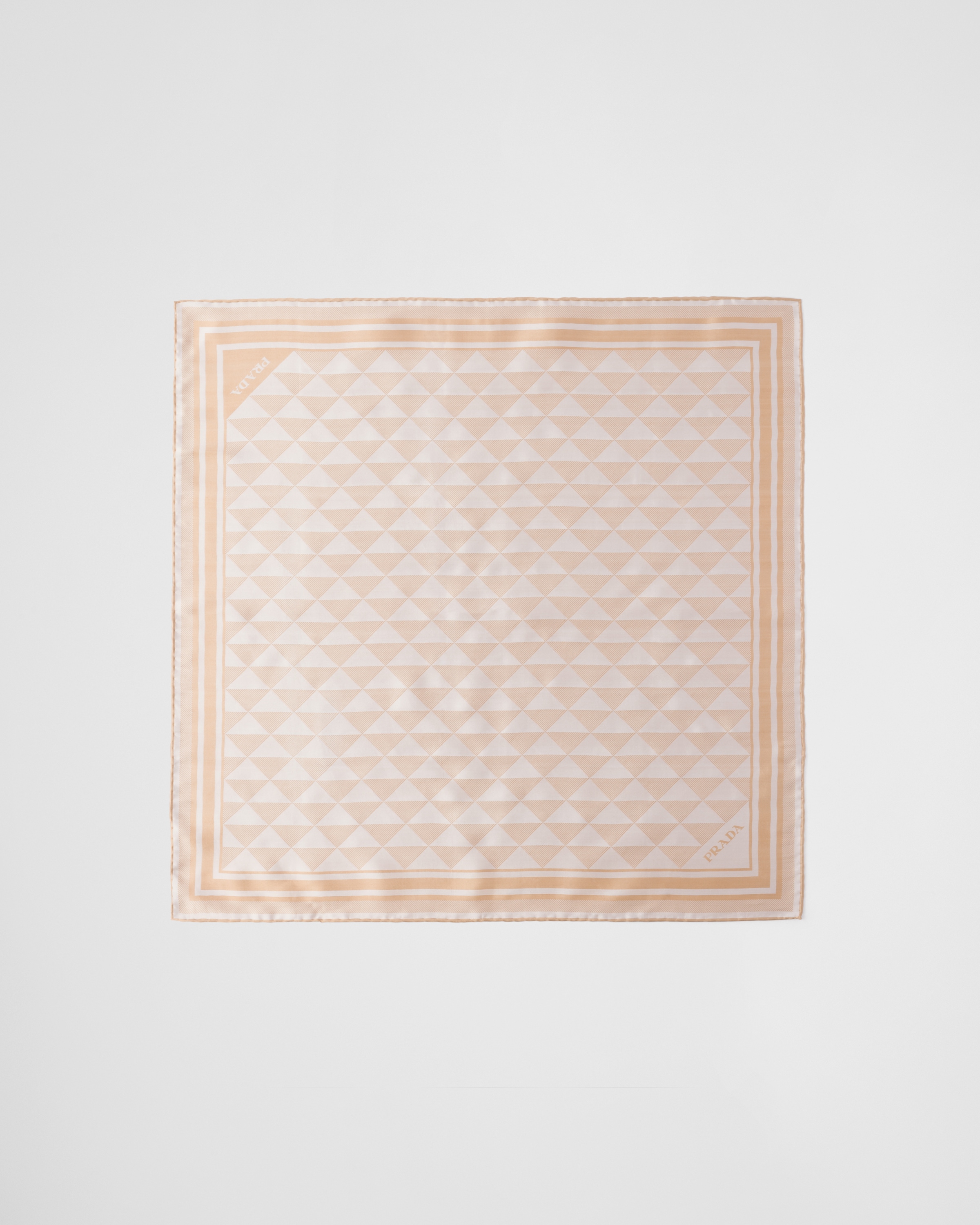 Prada Schal Aus Bedruckter Seide In Cameo-beige/kalkweiss