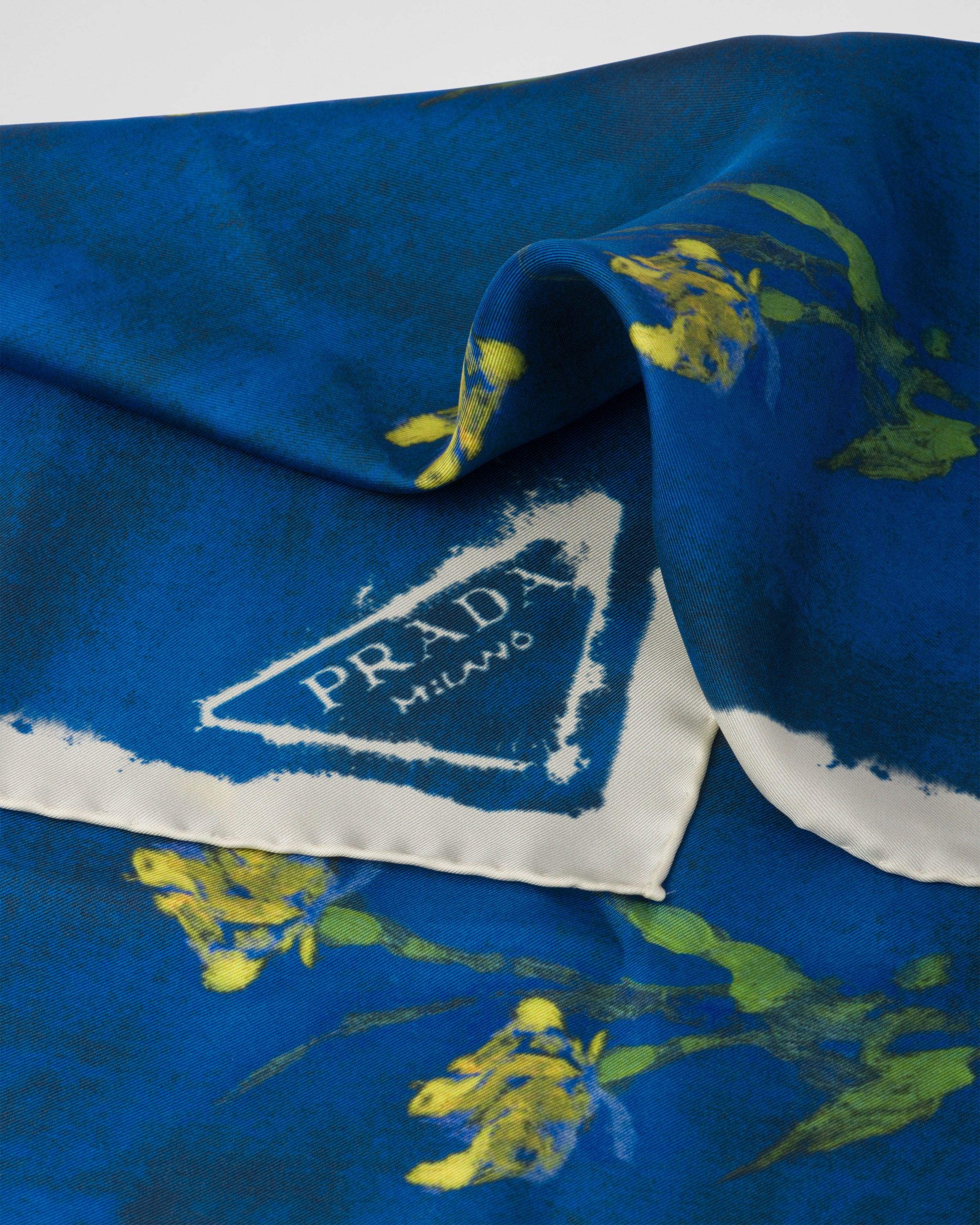 ［すぐにお届け］PRADA プリントツイル スカーフ PRADA☆プリントツイル スカーフ デイジープリント☆すぐ届く