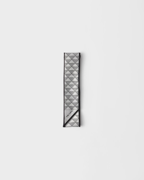 Echarpe fina em seda com estampa Echarpe fina em seda com estampa